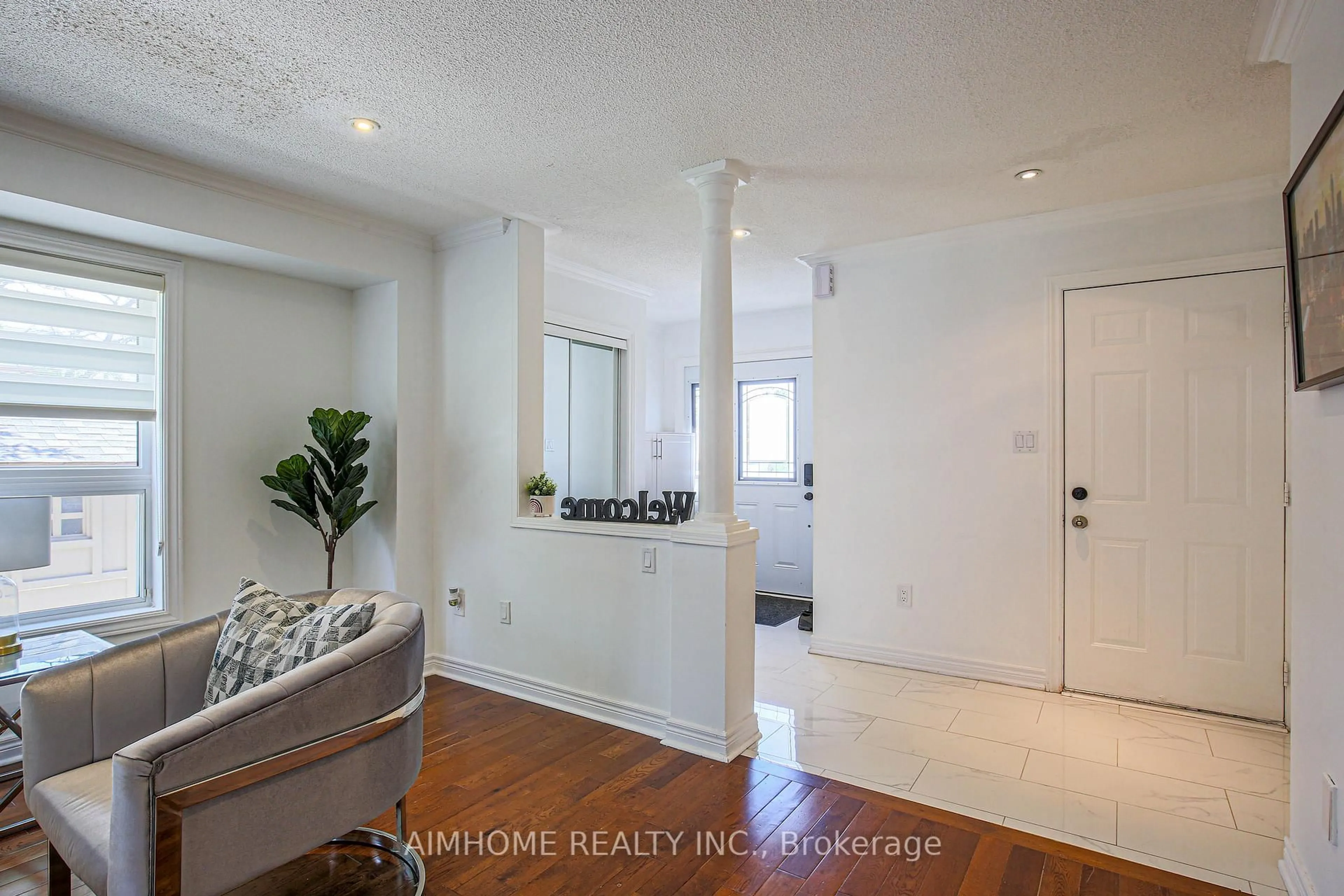 Indoor entryway for 6401 Saratoga Way, Mississauga Ontario L5N 7V4
