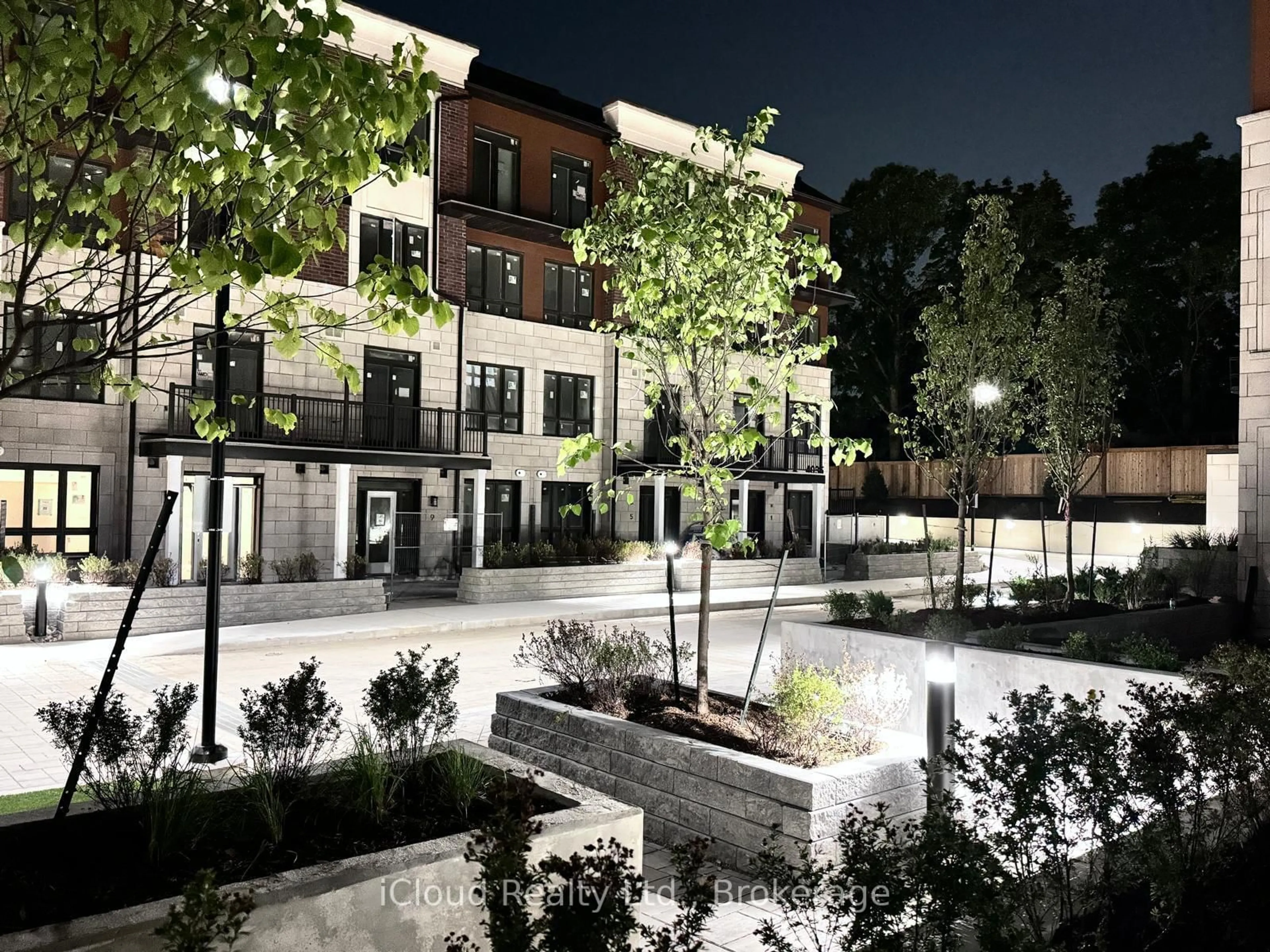 Patio, street for 4025 Hickory Dr #9, Mississauga Ontario L4W 1L1