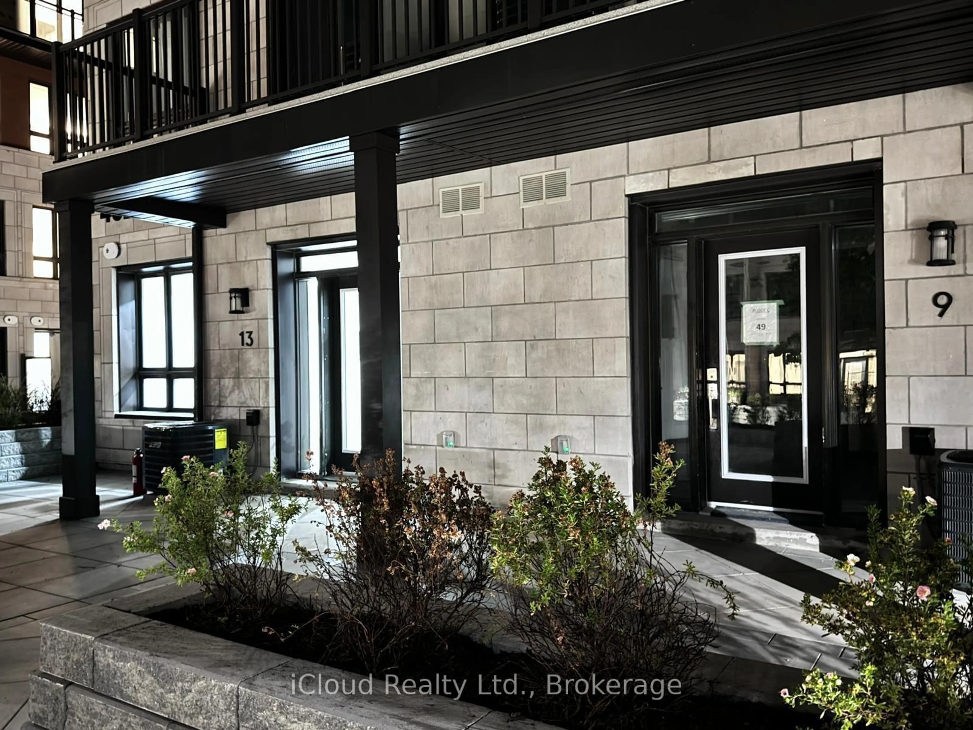 Indoor entryway for 4025 Hickory Dr #9, Mississauga Ontario L4W 1L1