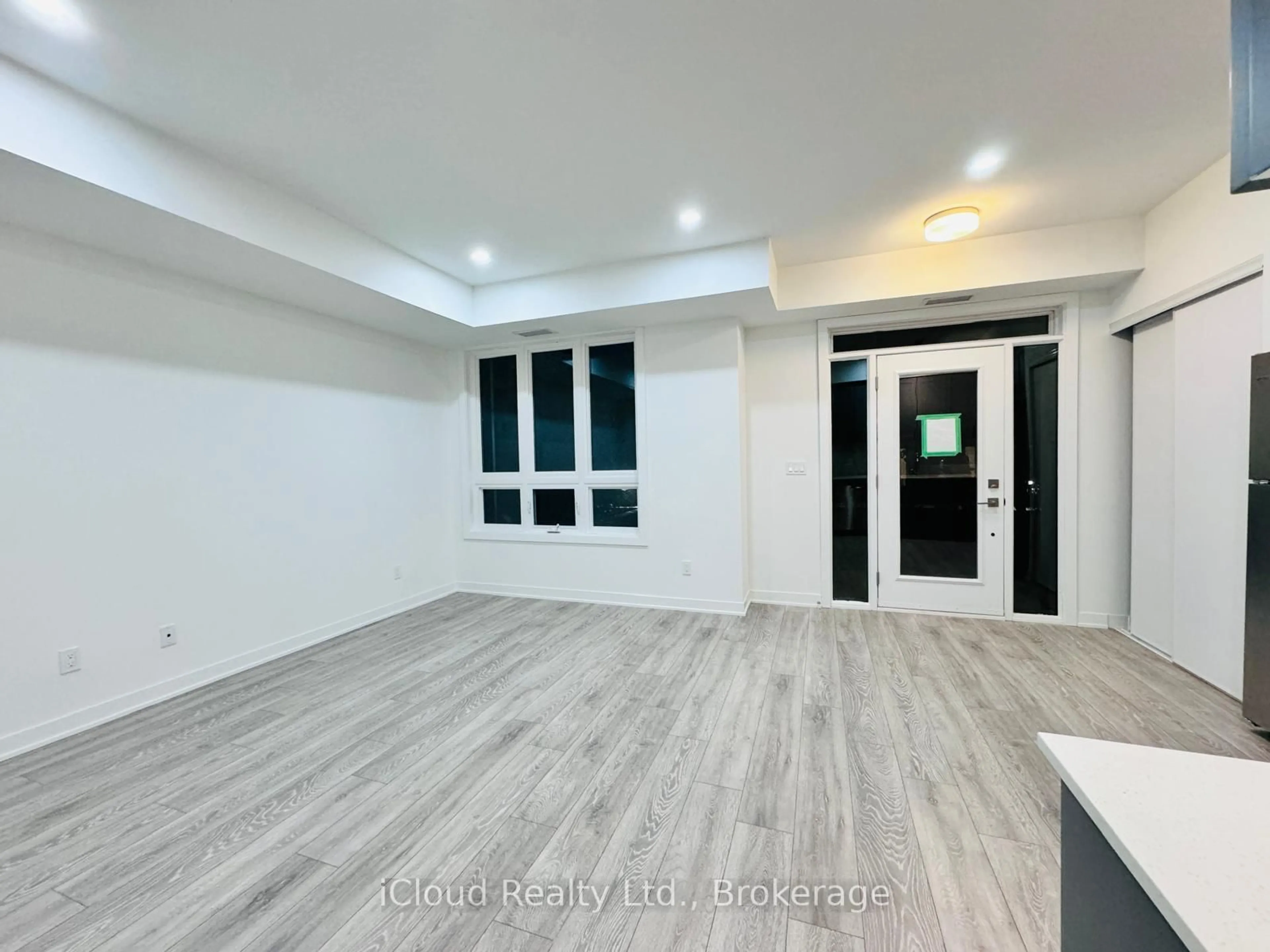 A pic of a room for 4025 Hickory Dr #9, Mississauga Ontario L4W 1L1