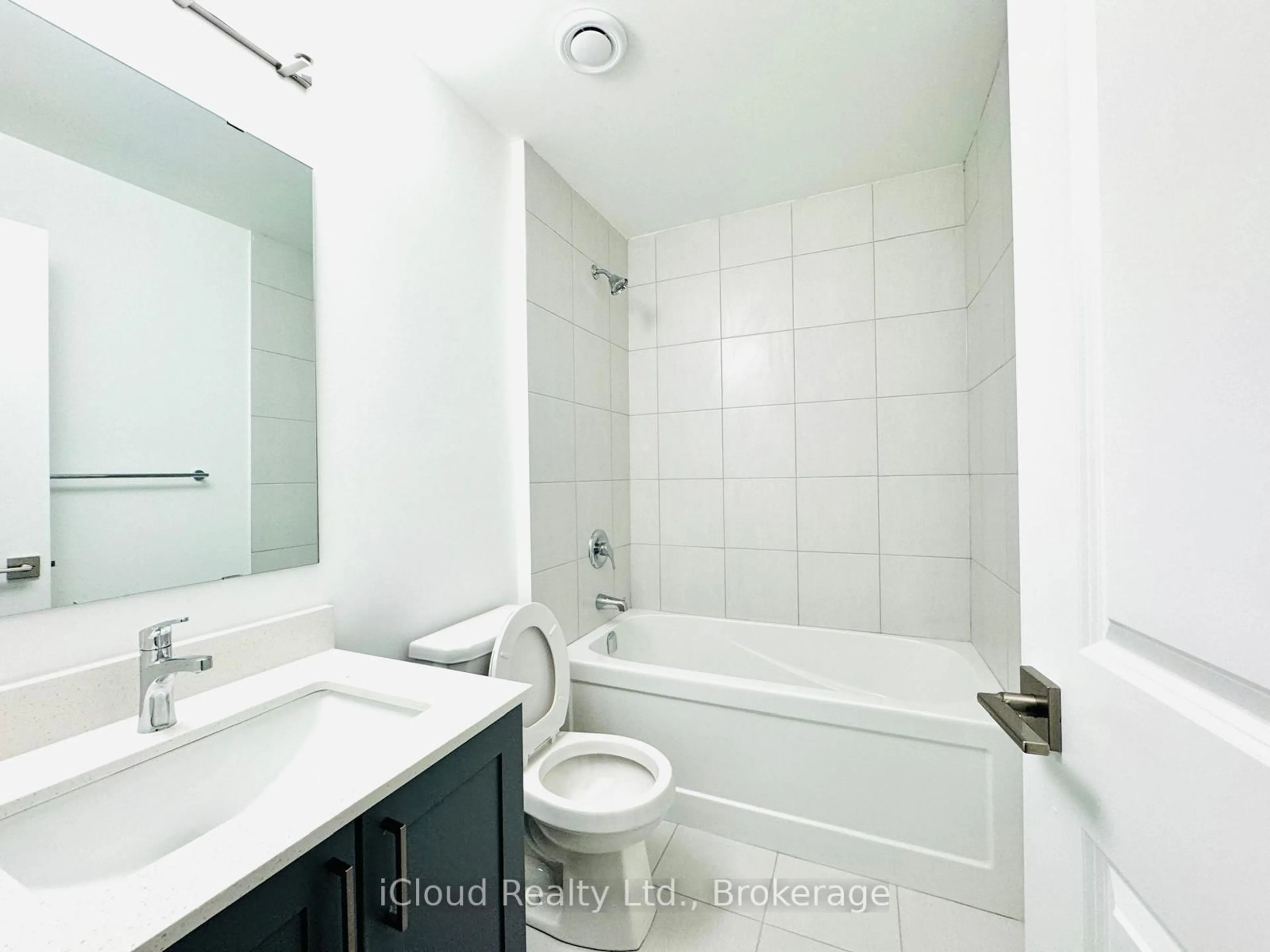 Standard bathroom, ceramic/tile floor for 4025 Hickory Dr #9, Mississauga Ontario L4W 1L1