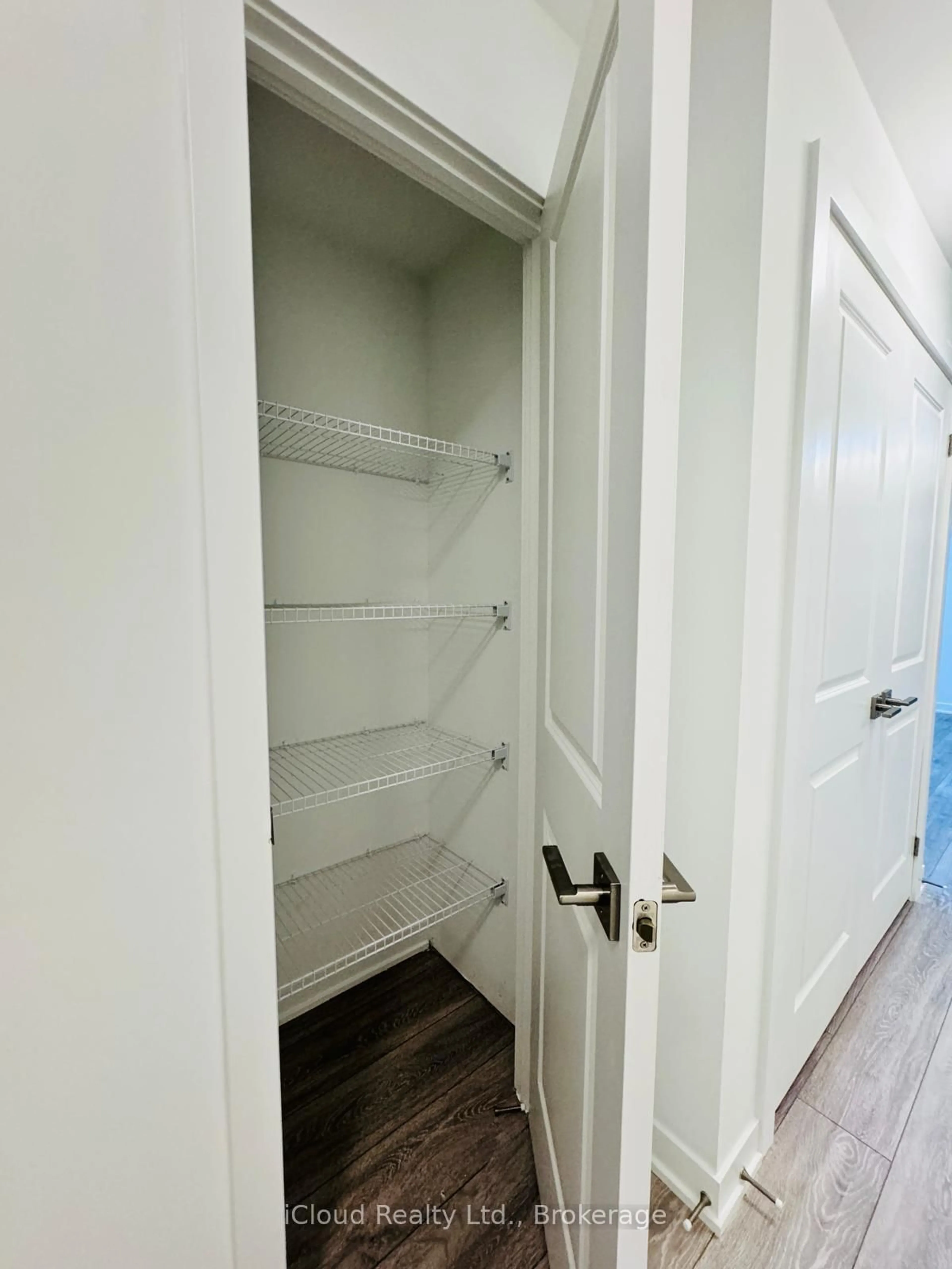 Storage room or clothes room or walk-in closet for 4025 Hickory Dr #9, Mississauga Ontario L4W 1L1