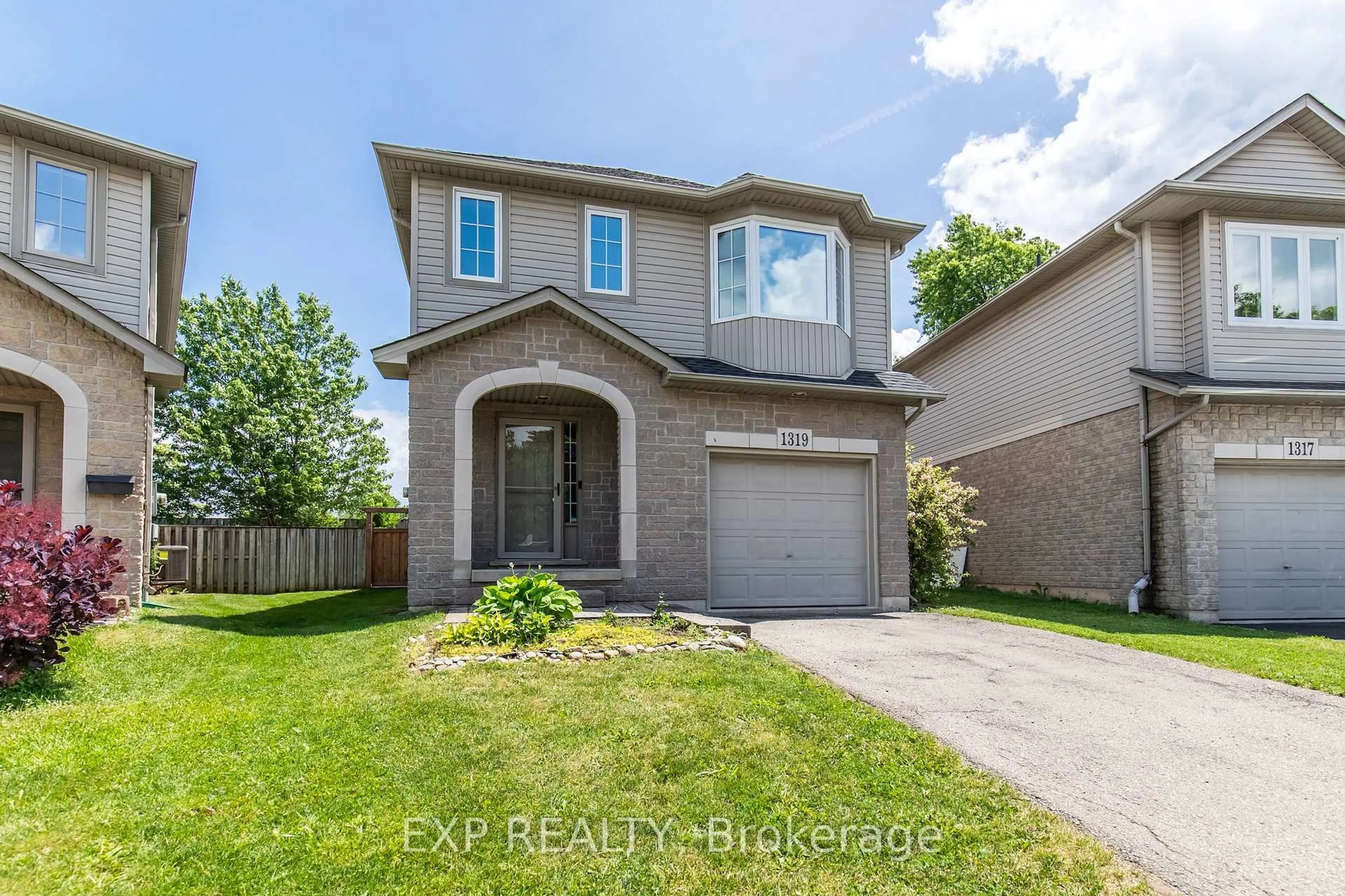 Home with brick exterior material, street for 1319 Bonnie Crt, Burlington Ontario L7R 5A2