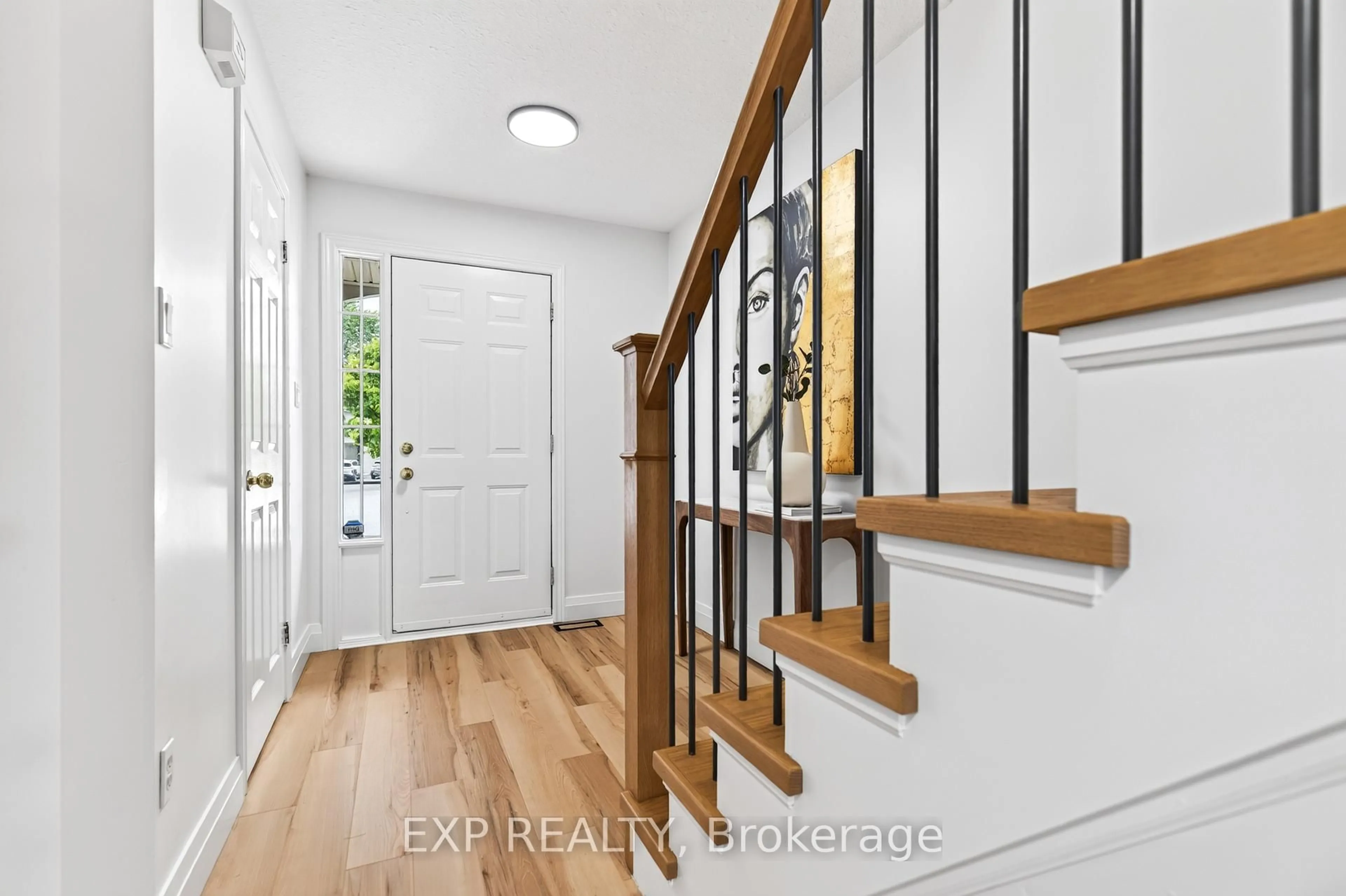Indoor entryway for 1319 Bonnie Crt, Burlington Ontario L7R 5A2