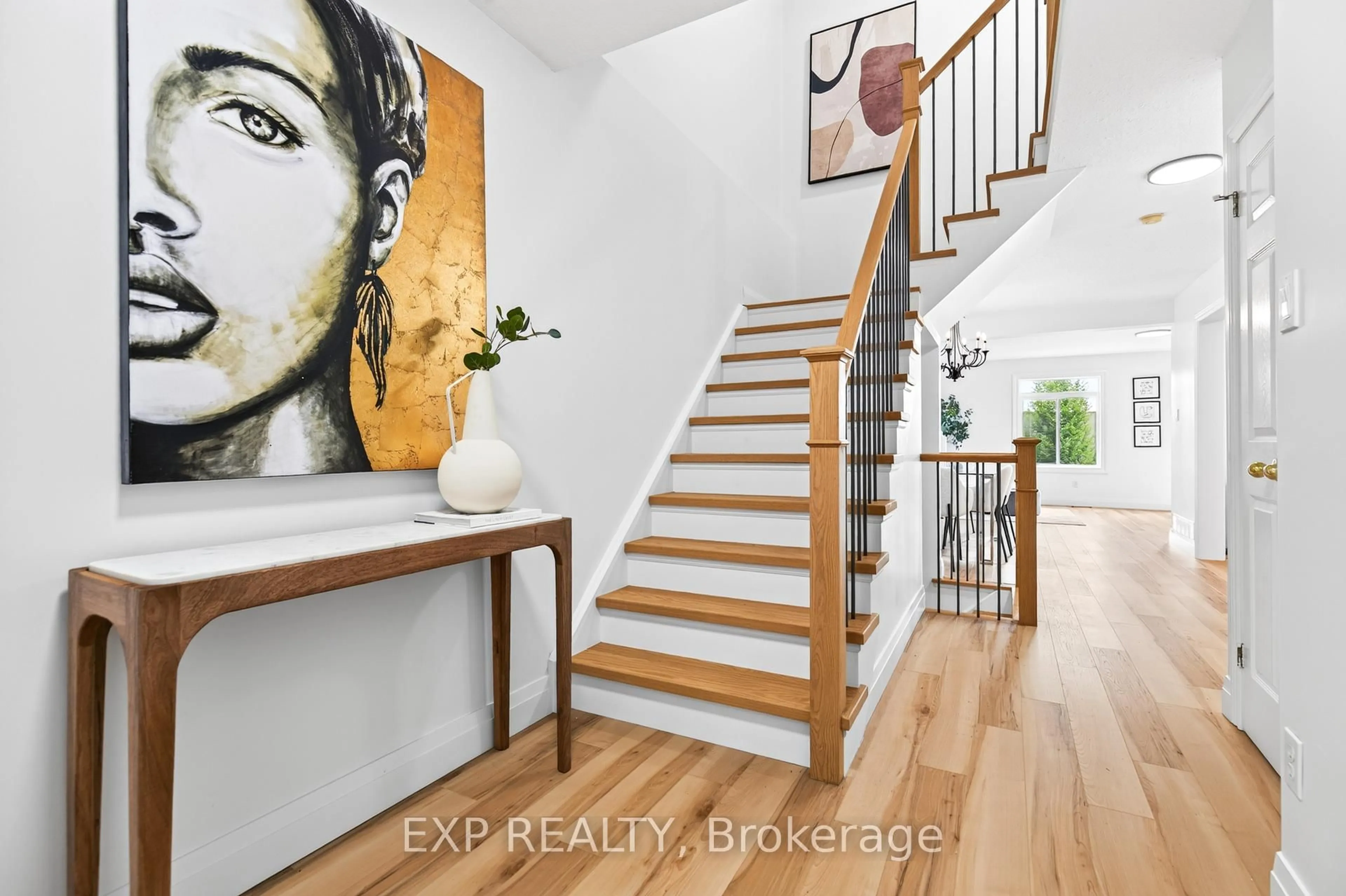 Indoor entryway for 1319 Bonnie Crt, Burlington Ontario L7R 5A2