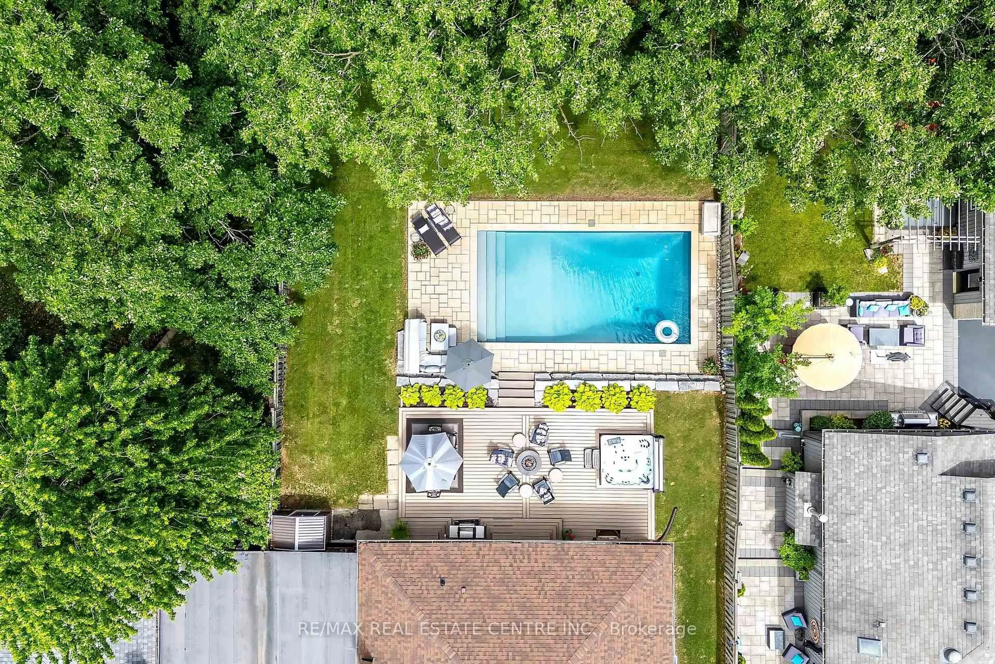 A pic from outside/outdoor area/front of a property/back of a property/a pic from drone, street for 285 Bell St, Milton Ontario L9T 2B2