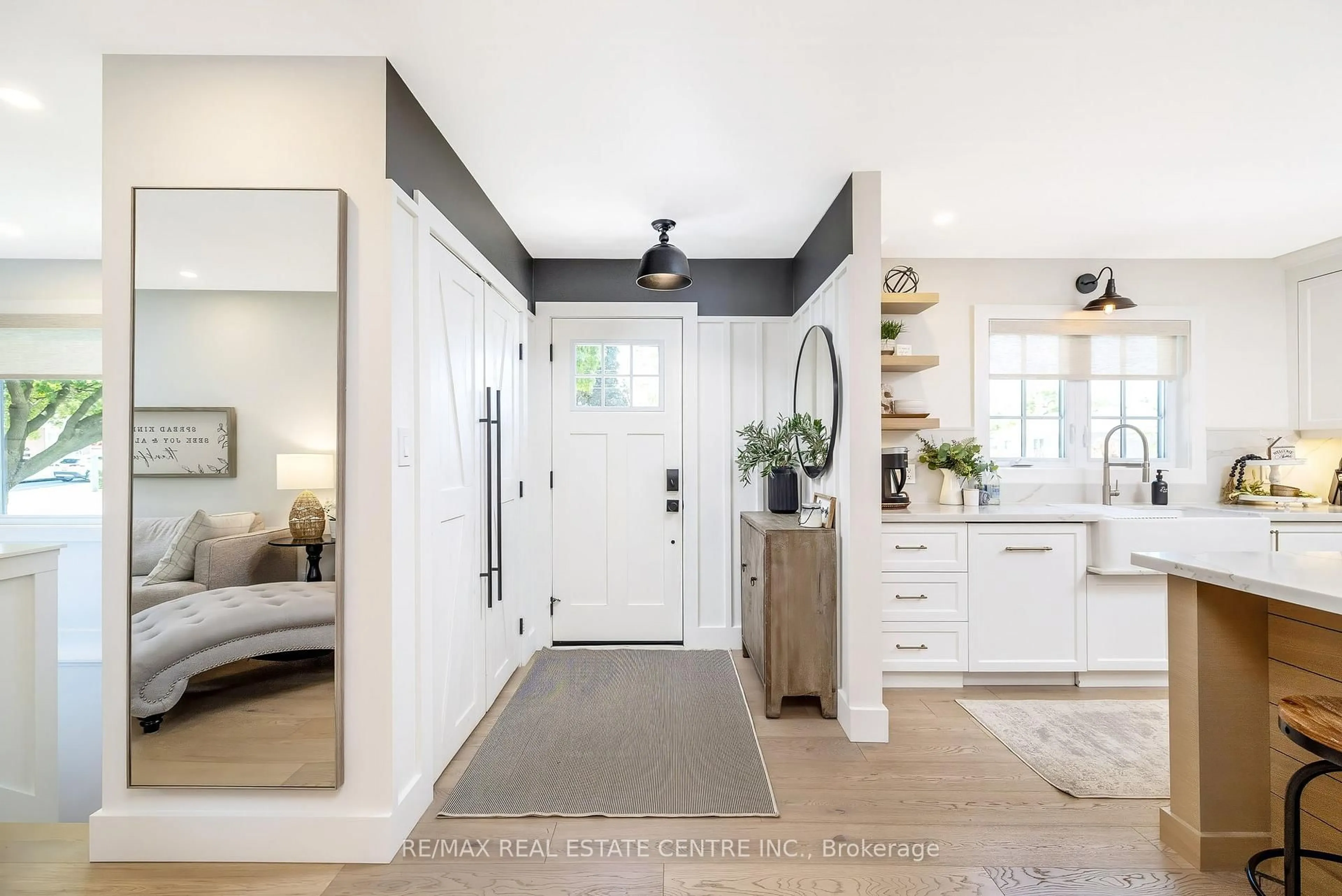 Indoor entryway for 285 Bell St, Milton Ontario L9T 2B2