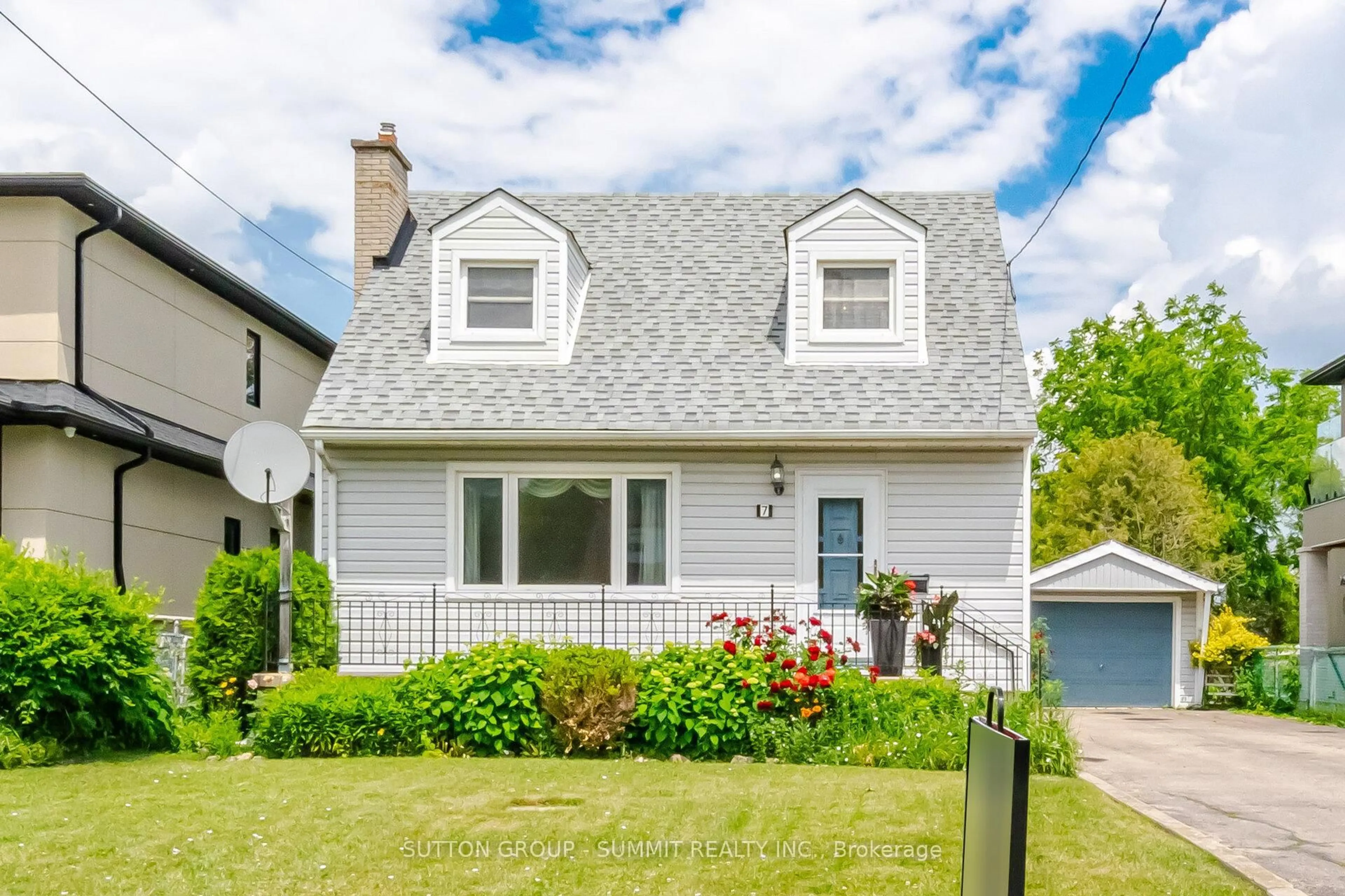 Home with vinyl exterior material, street for 7 Earl St, Mississauga Ontario L5M 1N6