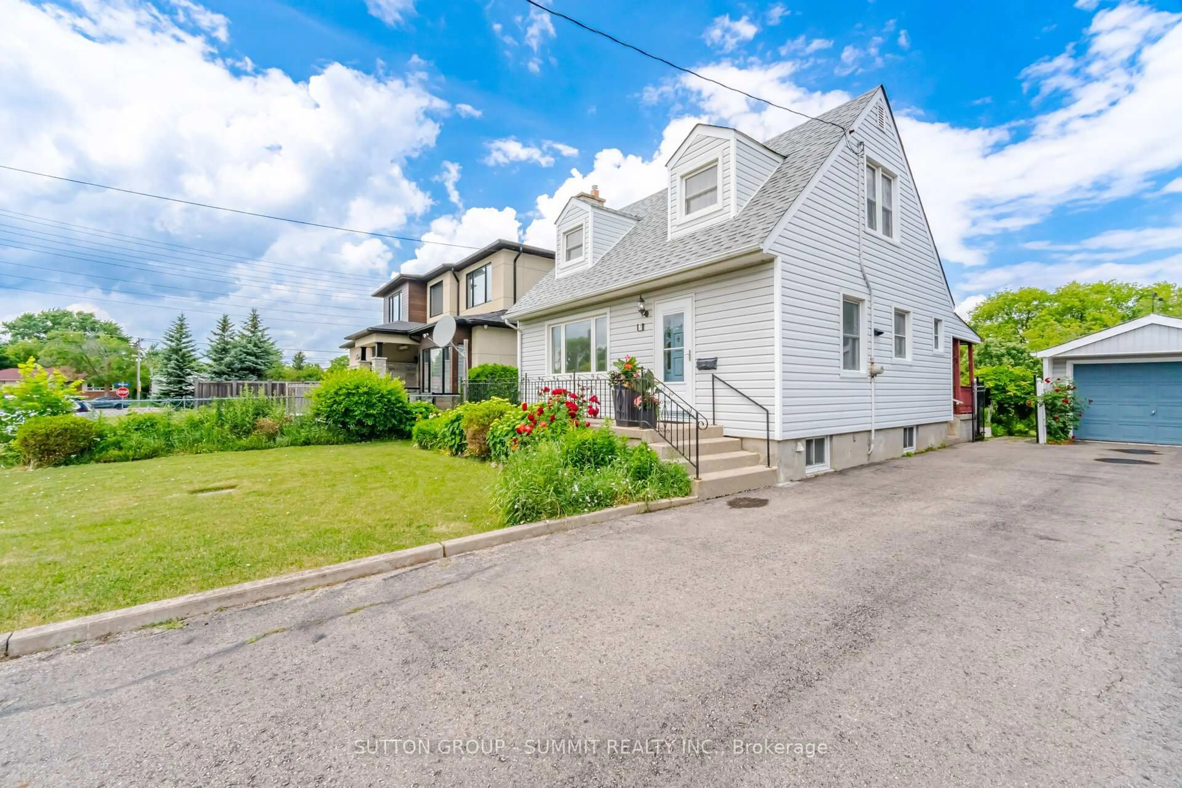A pic from outside/outdoor area/front of a property/back of a property/a pic from drone, street for 7 Earl St, Mississauga Ontario L5M 1N6