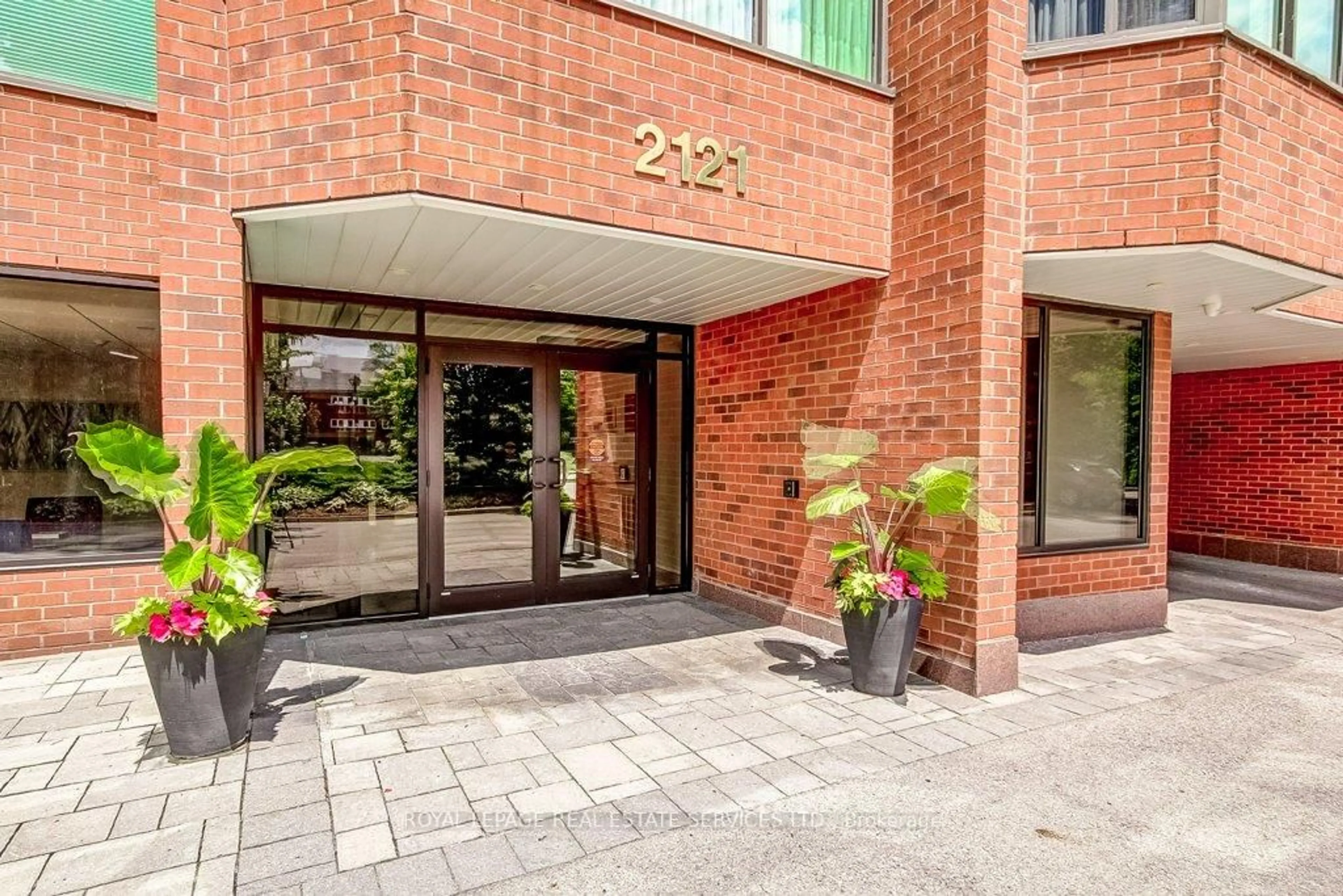Indoor foyer for 2121 Lakeshore Rd #301, Burlington Ontario L7R 1C9