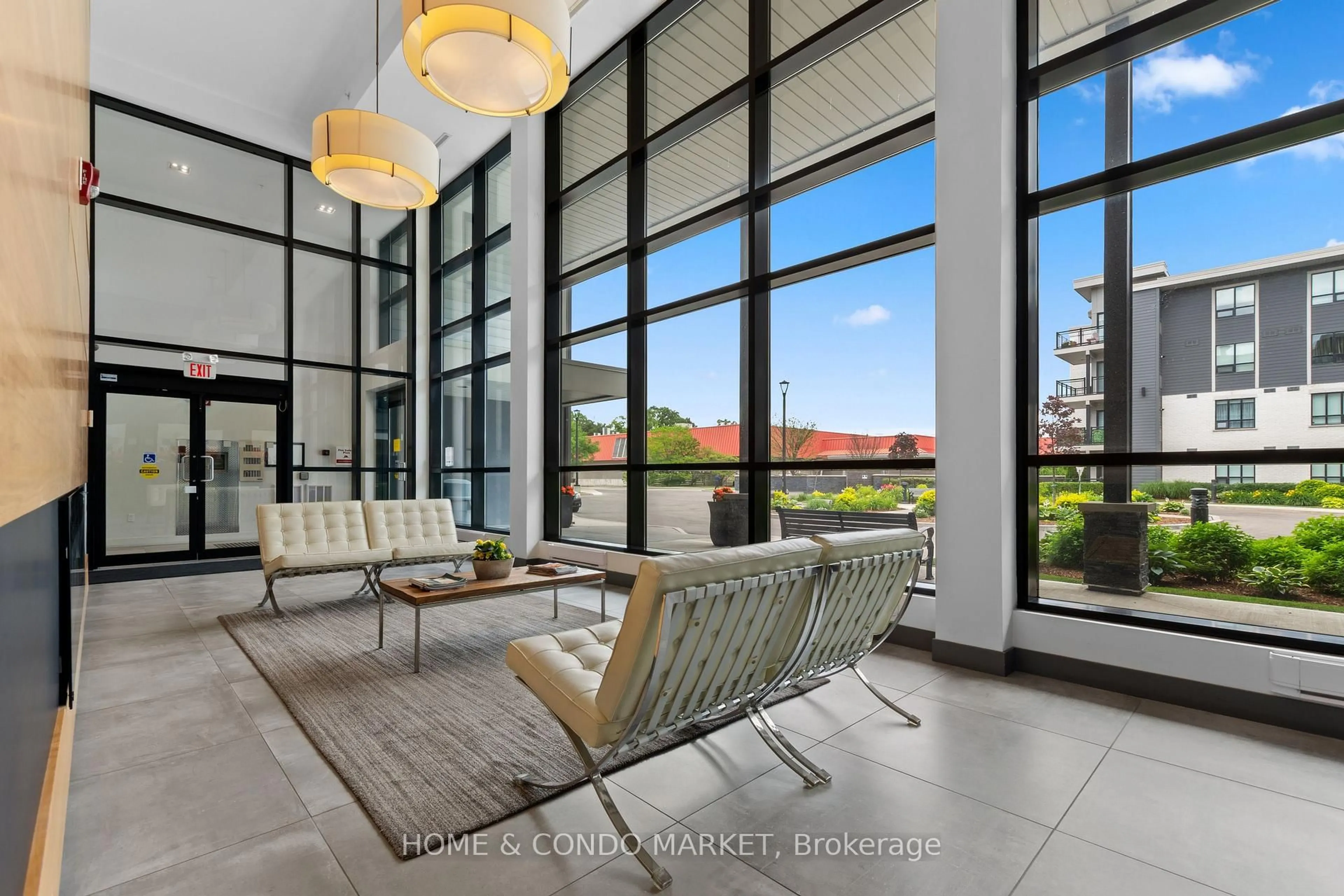 Indoor foyer for 3170 Erin Mills Pkwy #130, Mississauga Ontario L5L 0B6