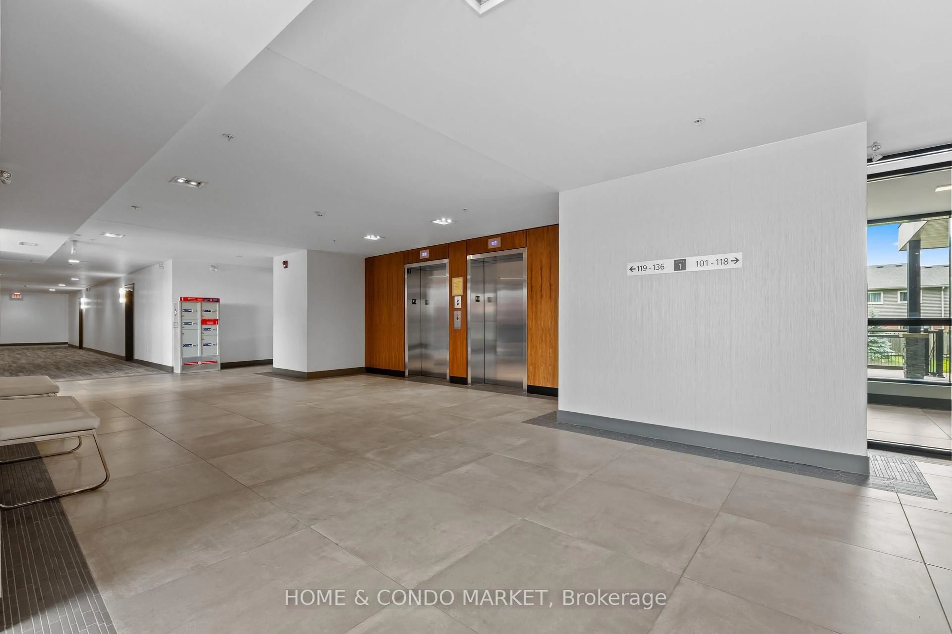 Indoor foyer for 3170 Erin Mills Pkwy #130, Mississauga Ontario L5L 0B6