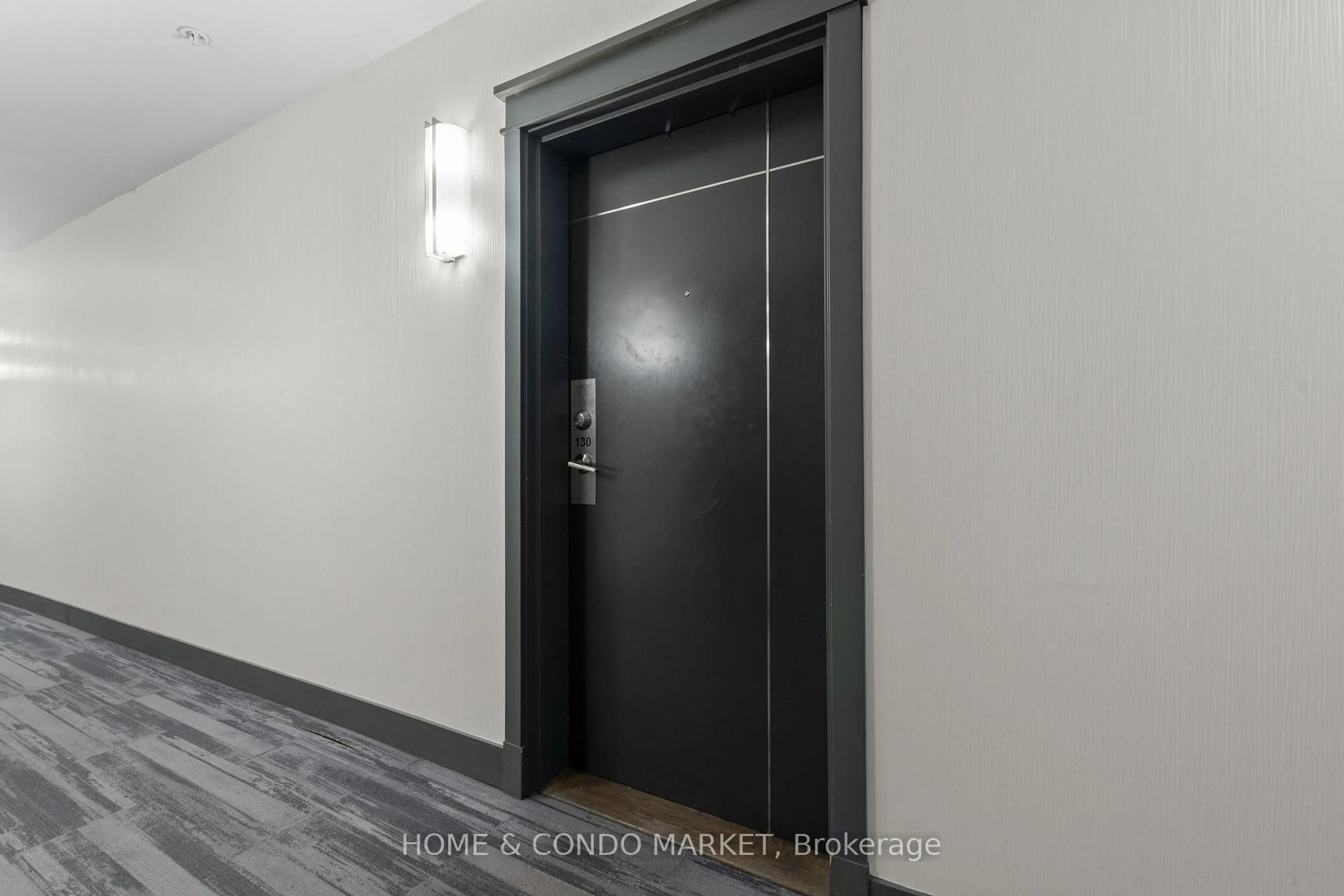 Indoor foyer for 3170 Erin Mills Pkwy #130, Mississauga Ontario L5L 0B6