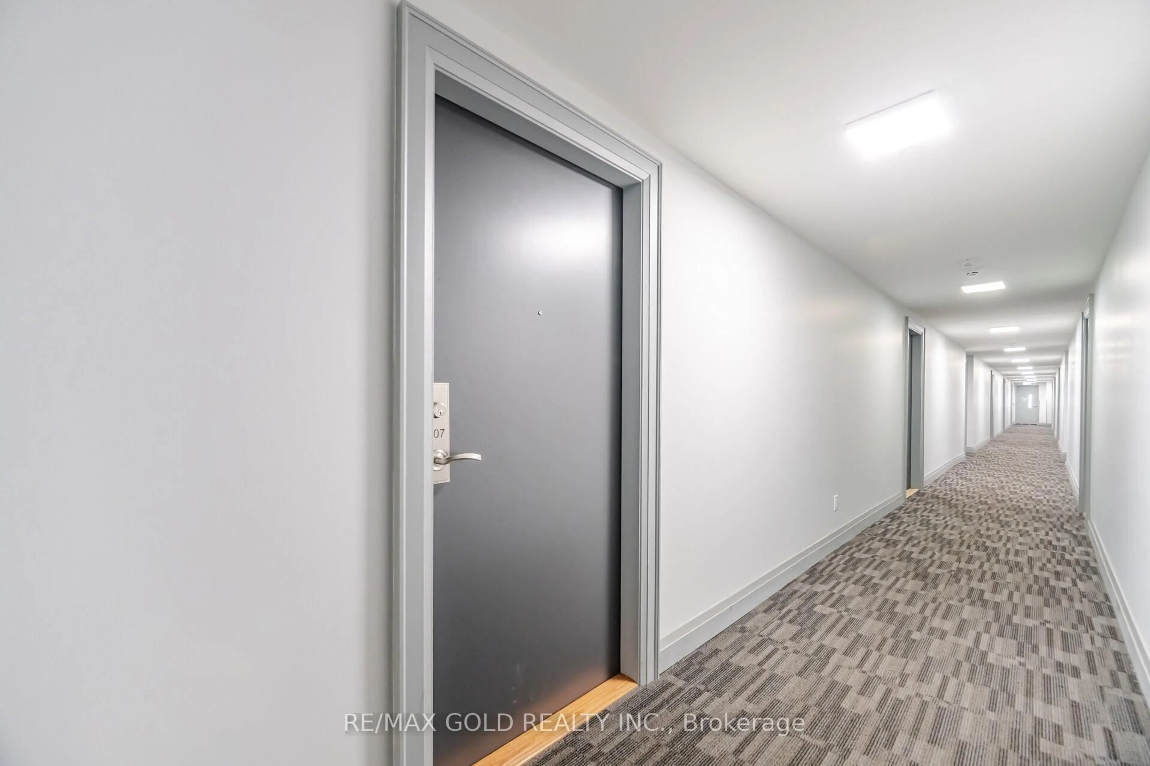 Indoor foyer for 95 Attmar Dr #307, Brampton Ontario L6P 0Y6