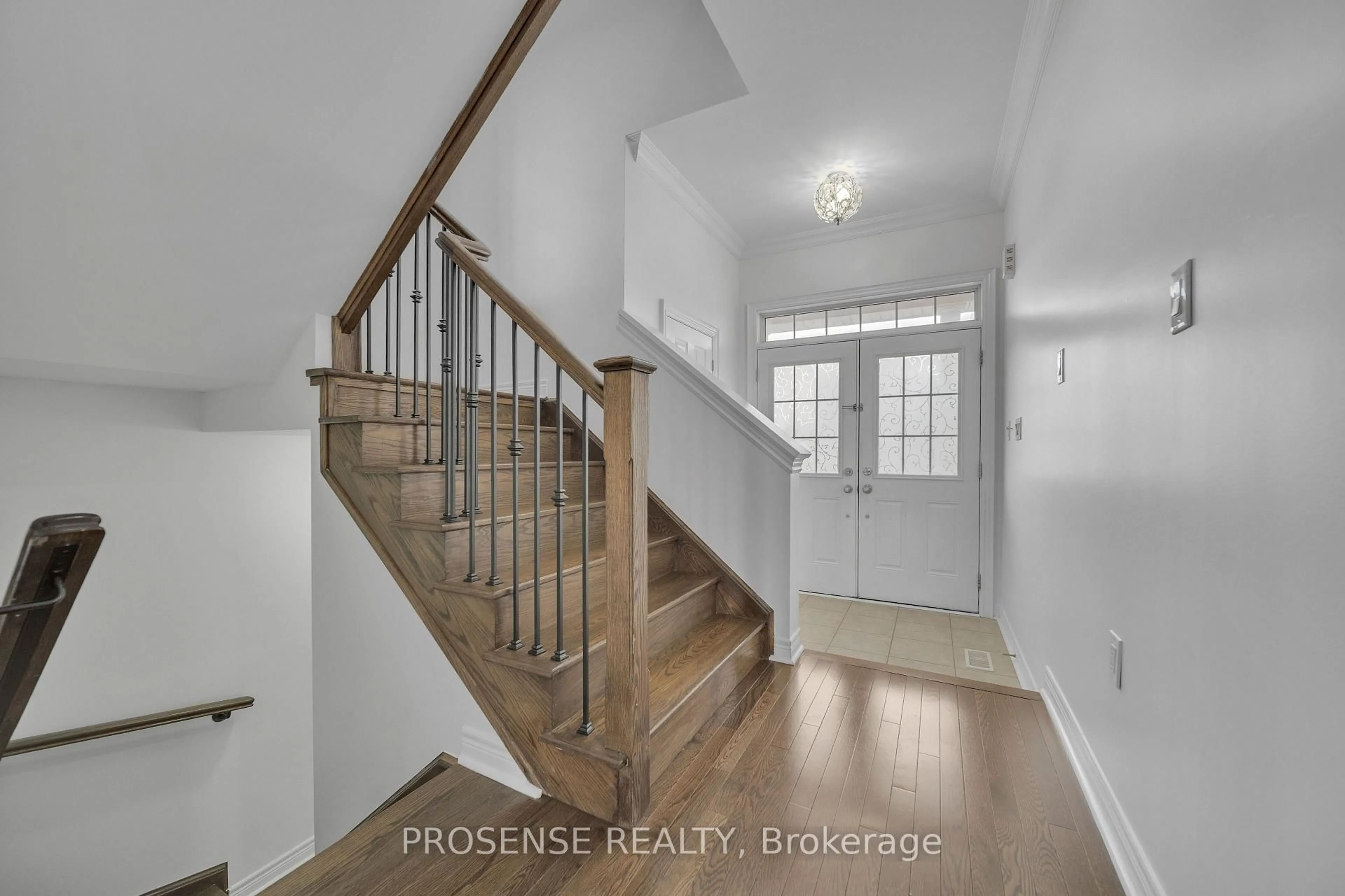Indoor entryway for 2 Timbercove Rd, Brampton Ontario L6Y 0W9
