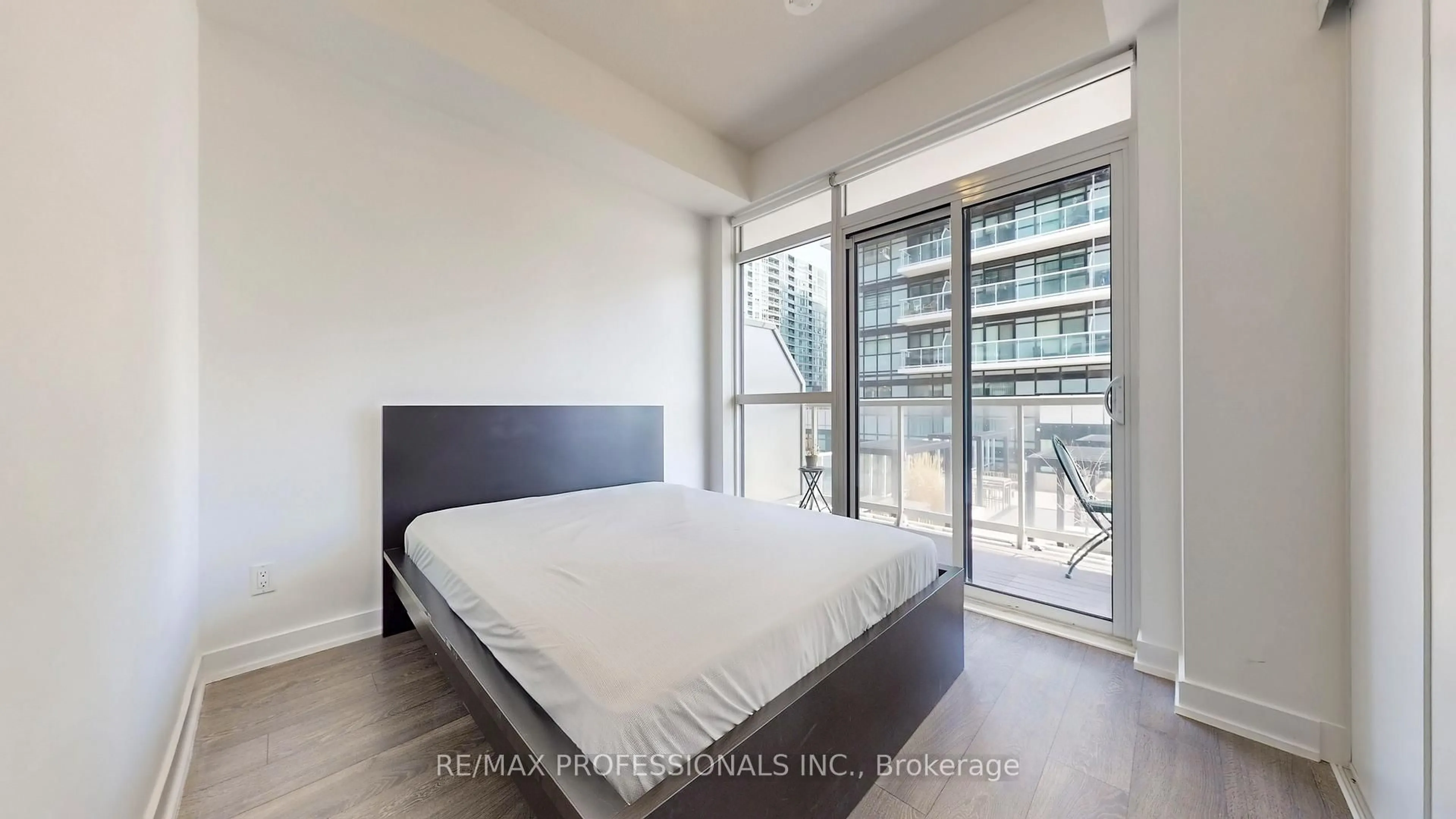 Bedroom with bed, wood/laminate floor for 251 Manitoba St #504, Toronto Ontario M8Y 0C7