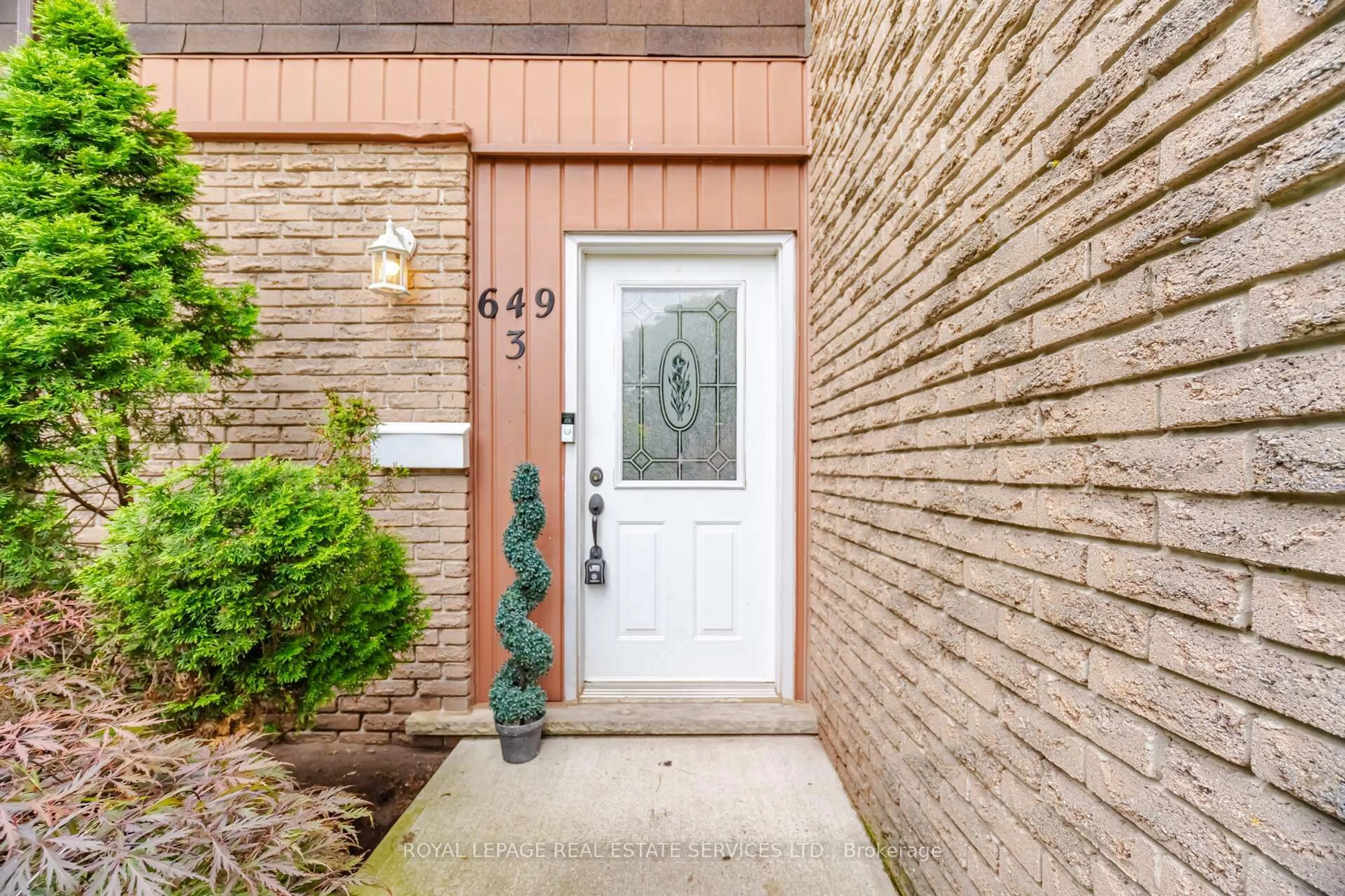 Indoor entryway for 649 Francis Rd #3, Burlington Ontario L7T 3X6