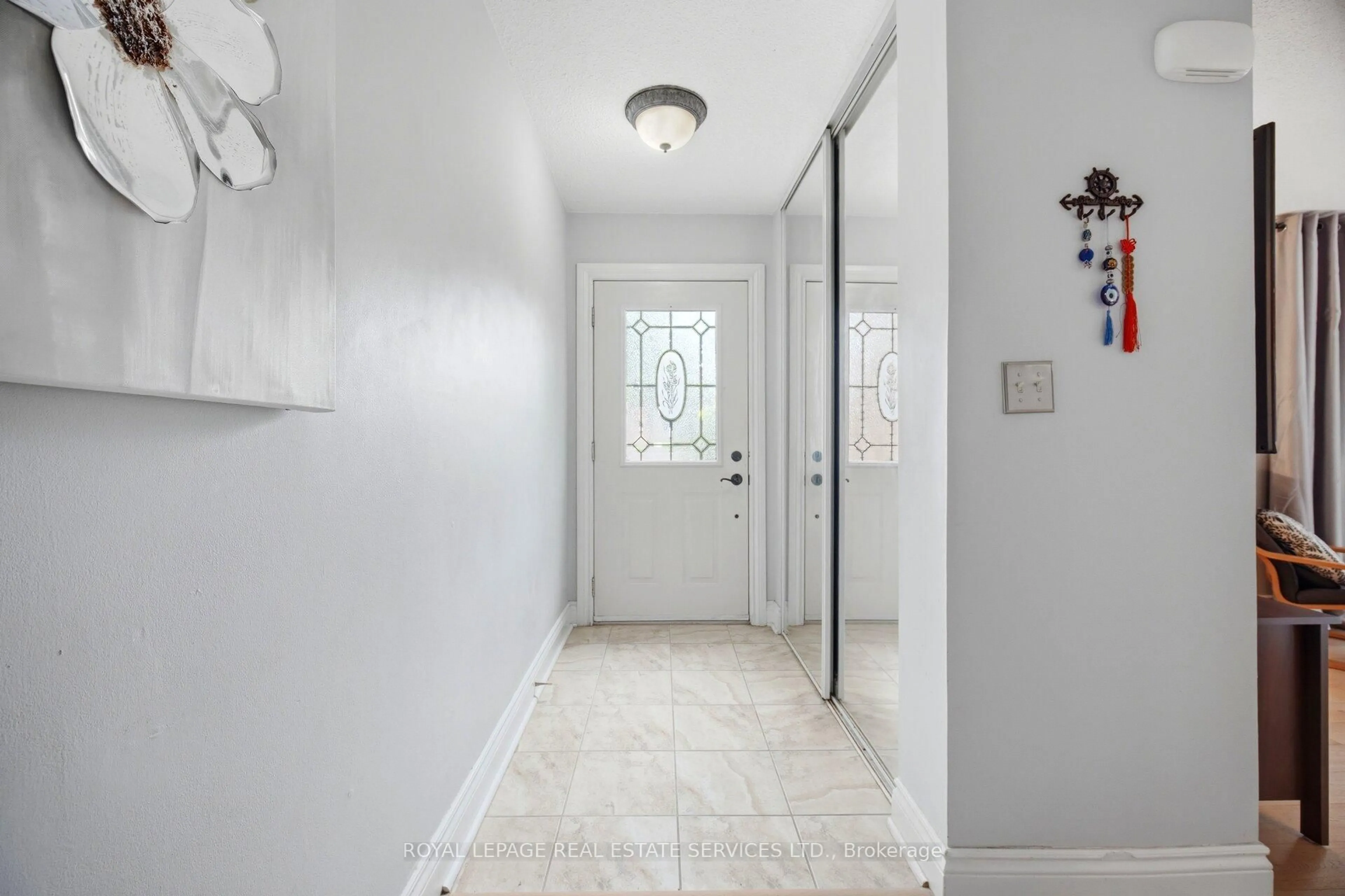 Indoor entryway for 649 Francis Rd #3, Burlington Ontario L7T 3X6