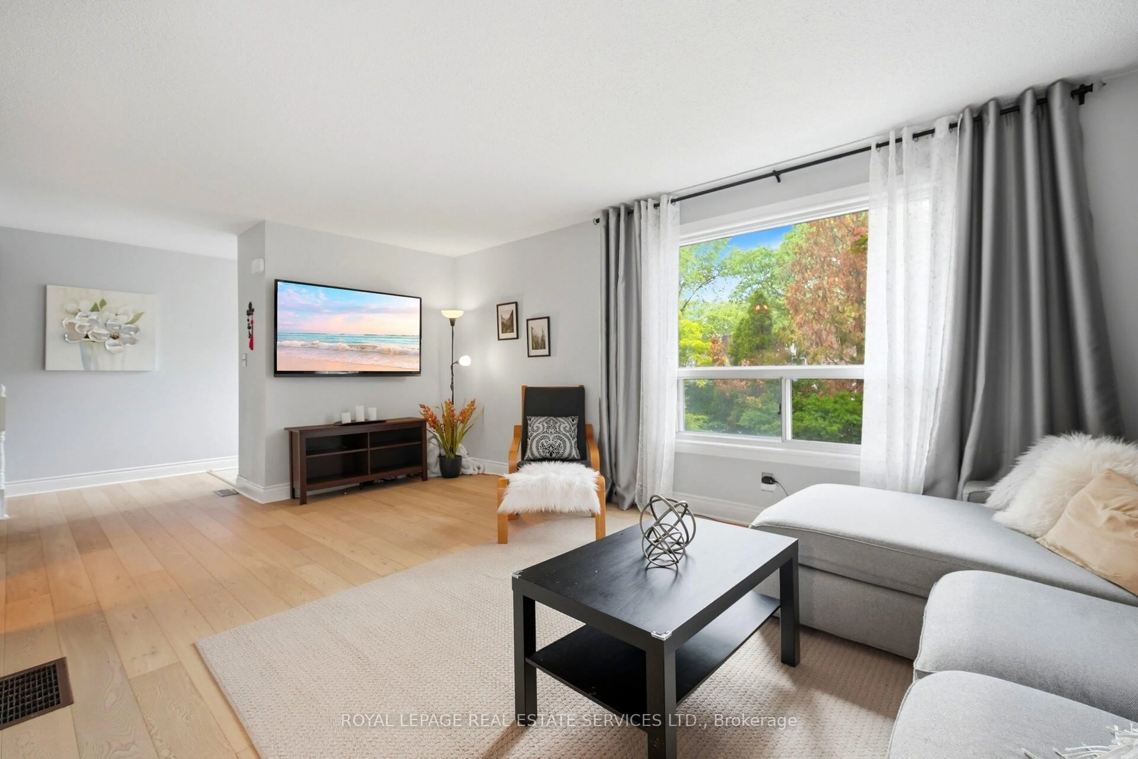 Living room with furniture, unknown for 649 Francis Rd #3, Burlington Ontario L7T 3X6