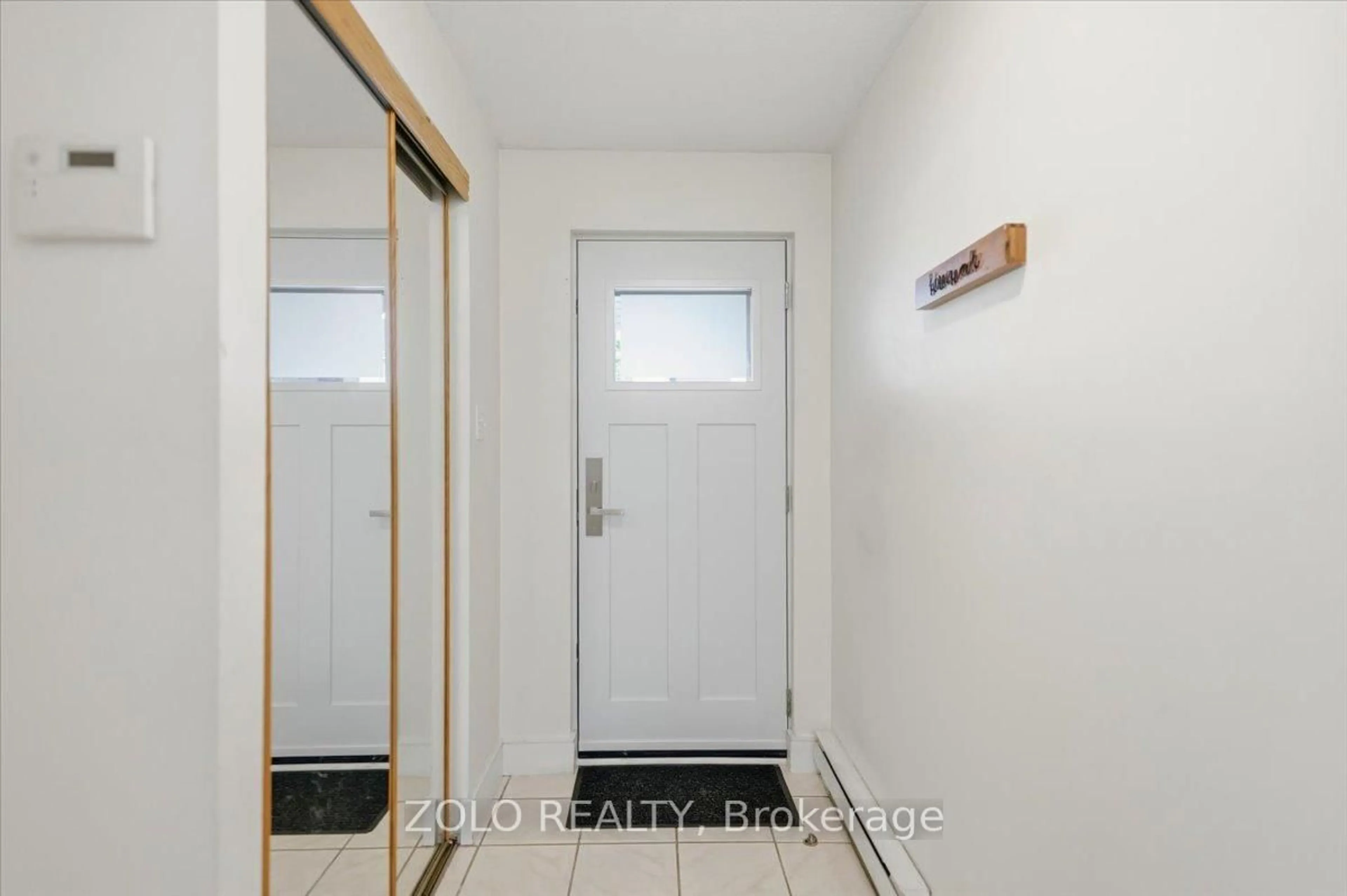 Indoor entryway for 98 Darras Crt, Brampton Ontario L6T 1W7