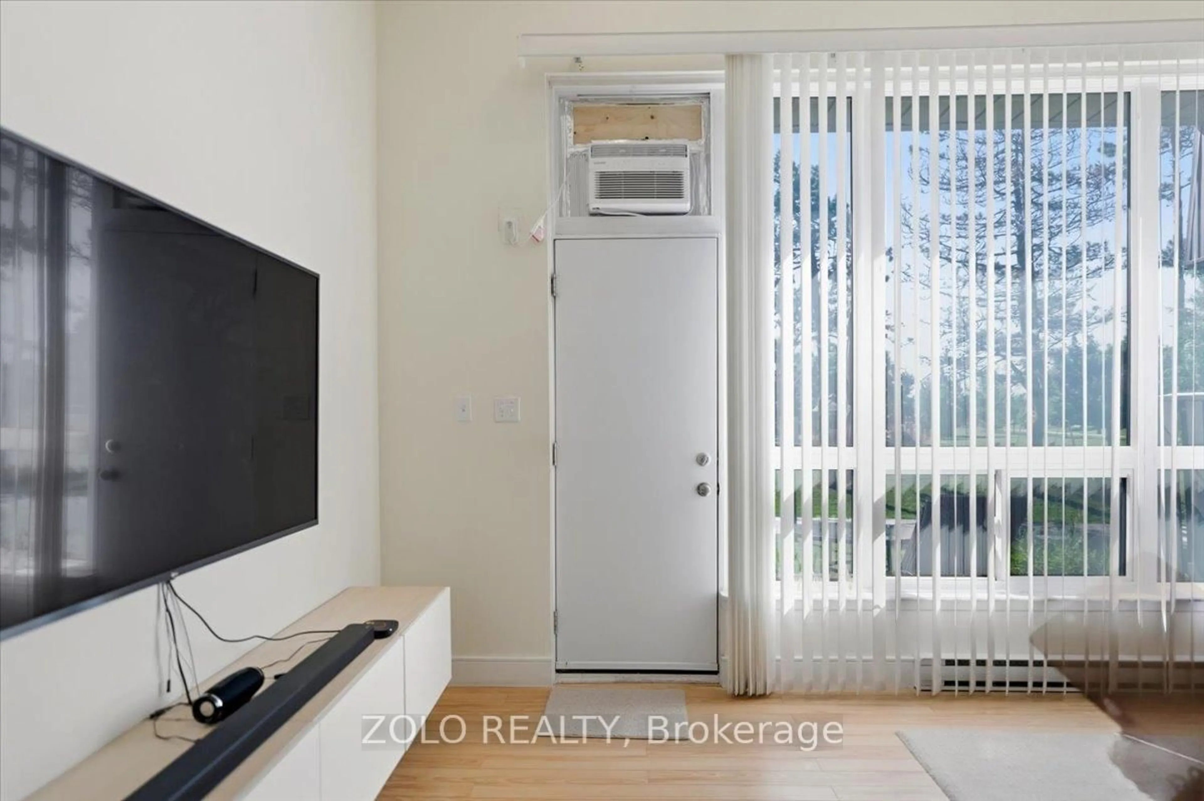 Indoor entryway for 98 Darras Crt, Brampton Ontario L6T 1W7