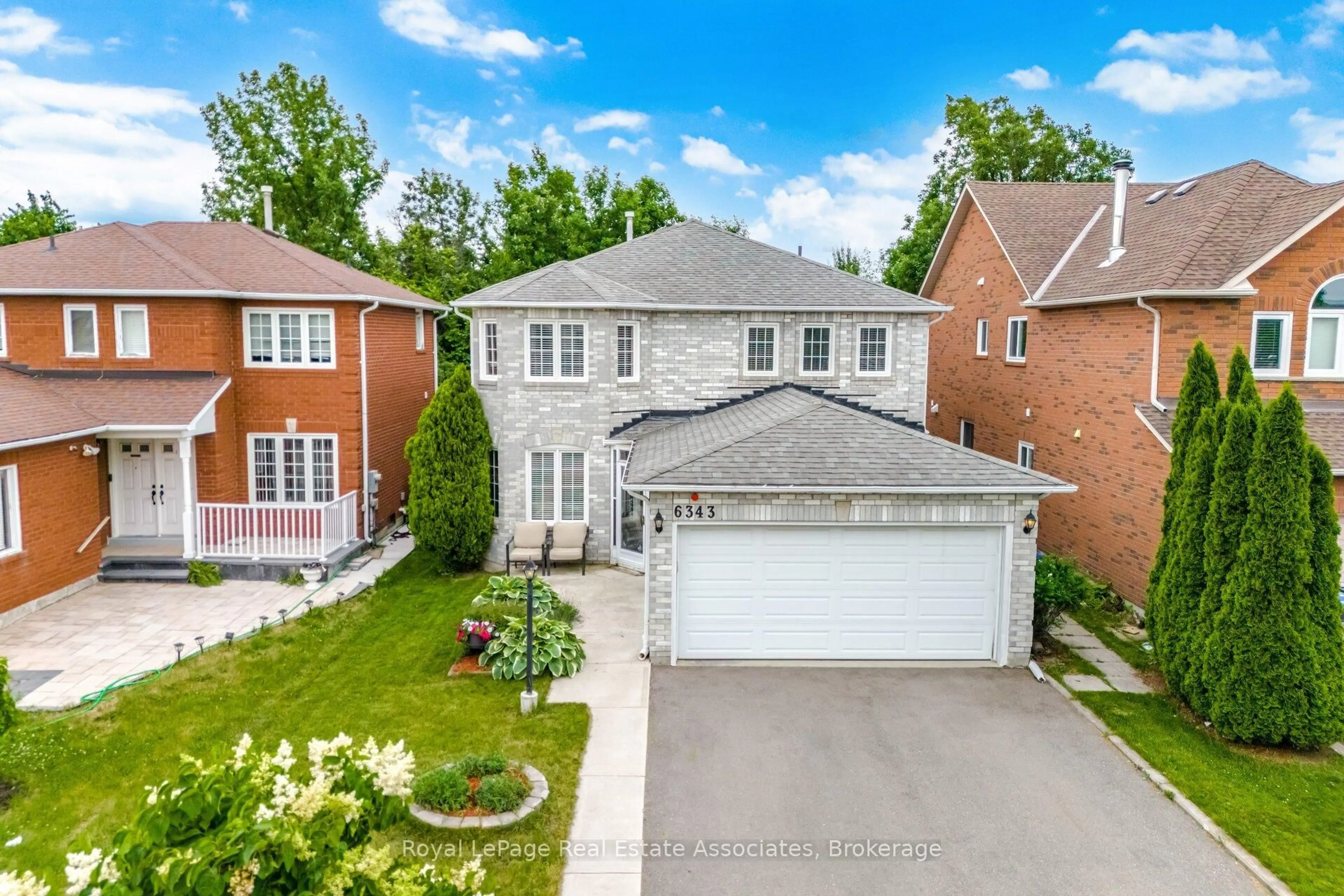 A pic from outside/outdoor area/front of a property/back of a property/a pic from drone, street for 6343 Alderwood Tr, Mississauga Ontario L5N 6X1
