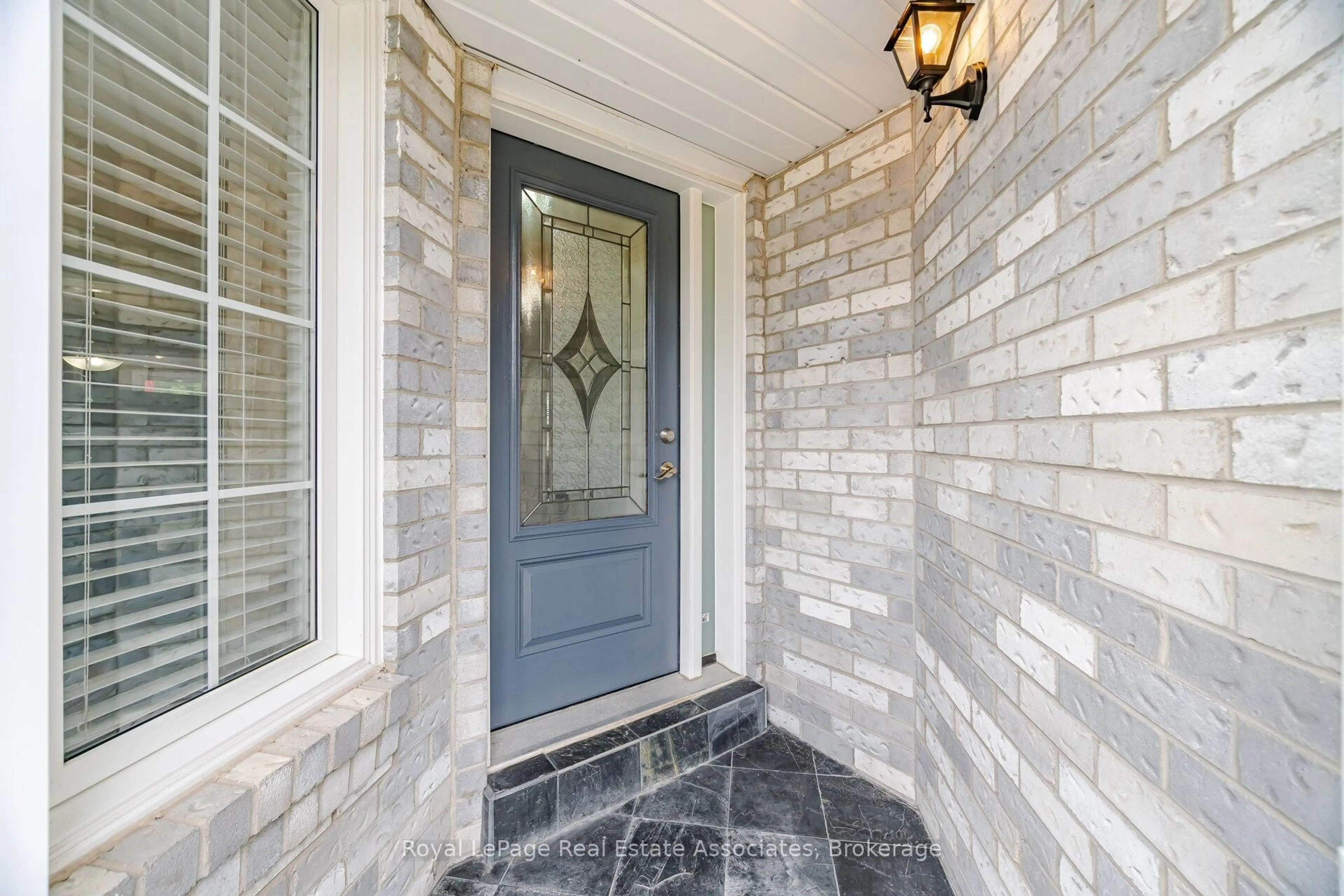 Indoor entryway for 6343 Alderwood Tr, Mississauga Ontario L5N 6X1