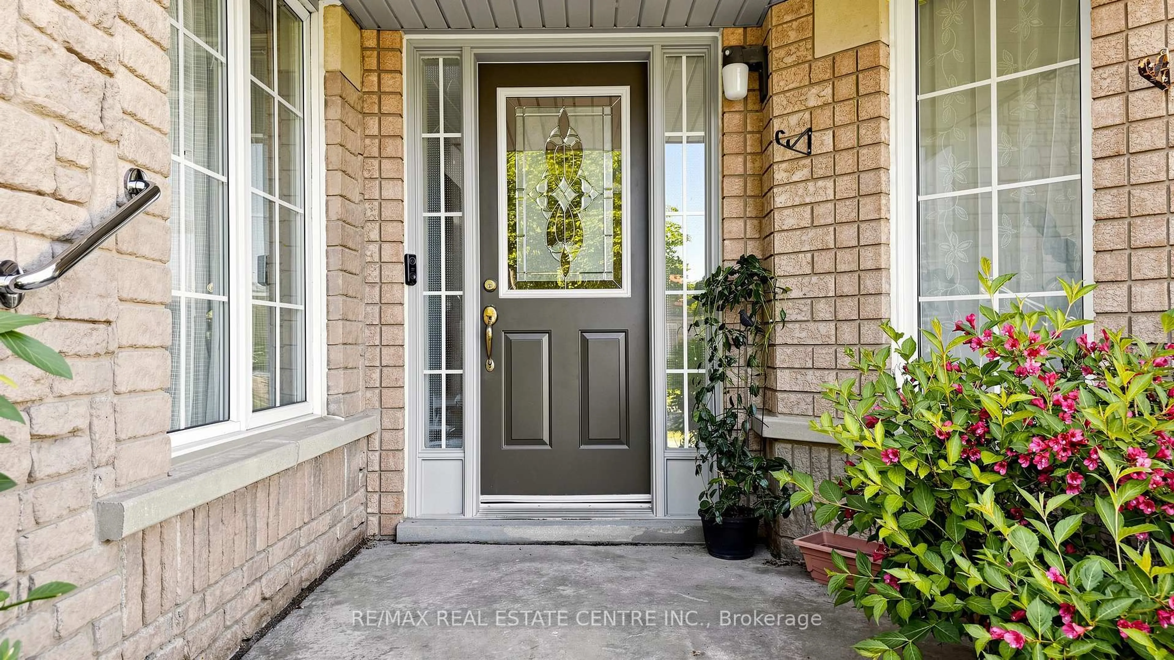 Indoor entryway for 5937 Summerside Dr, Mississauga Ontario L5M 6K8
