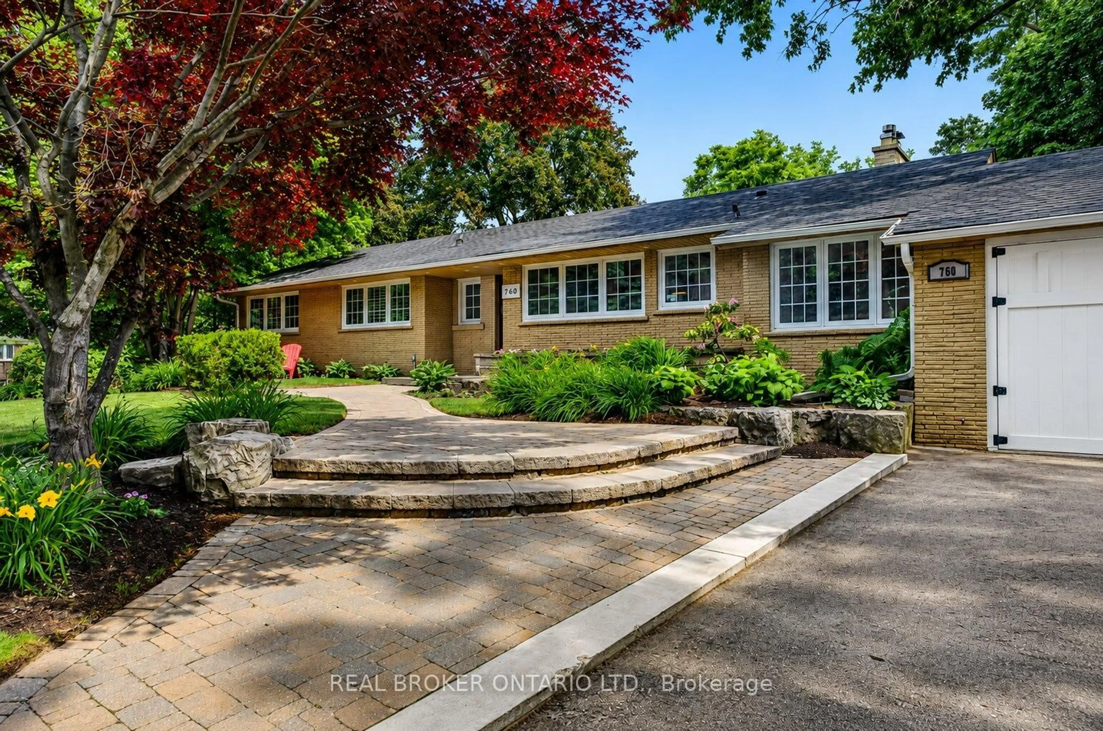 A pic from outside/outdoor area/front of a property/back of a property/a pic from drone, street for 760 Kingsway Dr, Burlington Ontario L7T 3H4