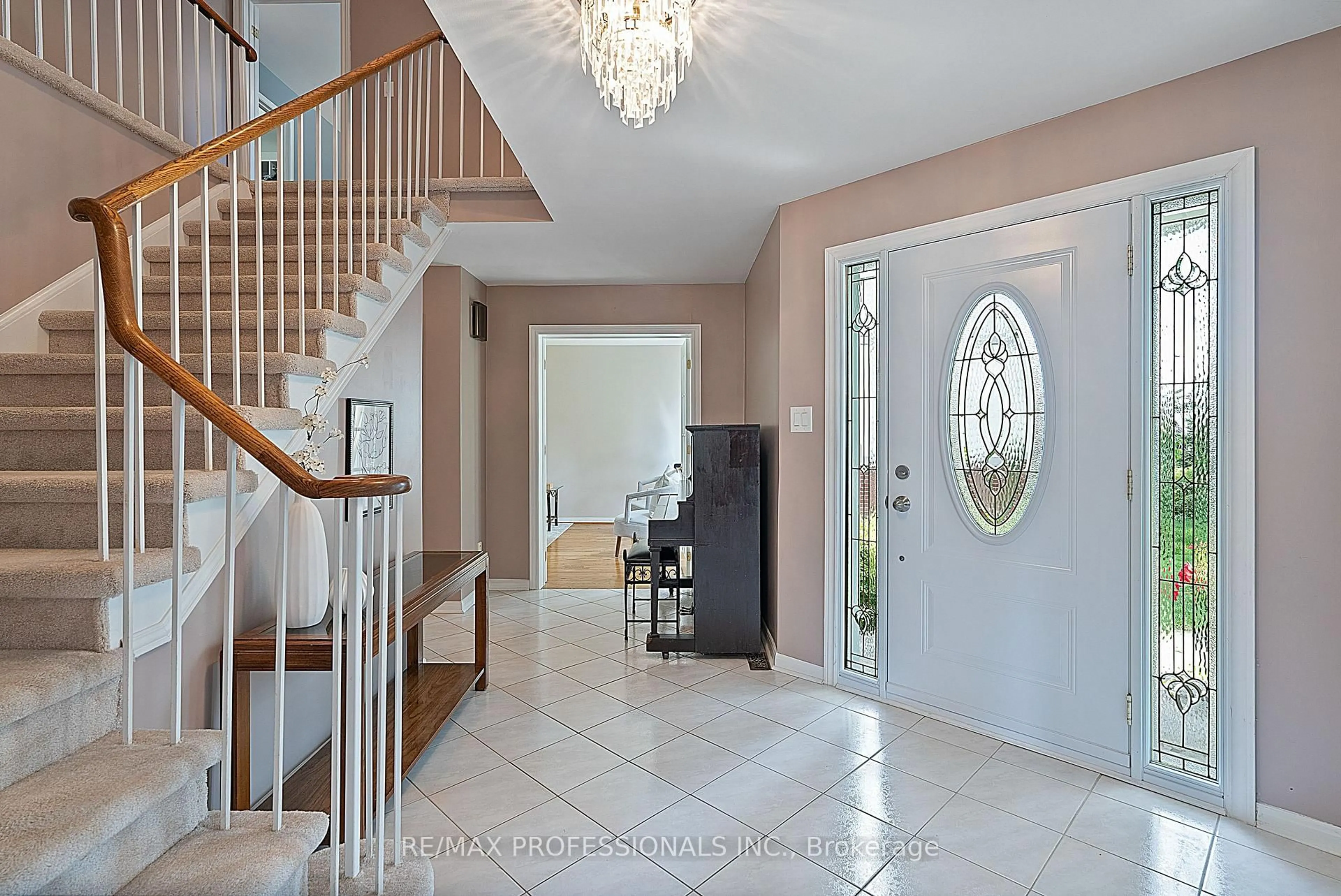 Indoor foyer for 4169 Garrowhill Tr, Mississauga Ontario L4W 2H5