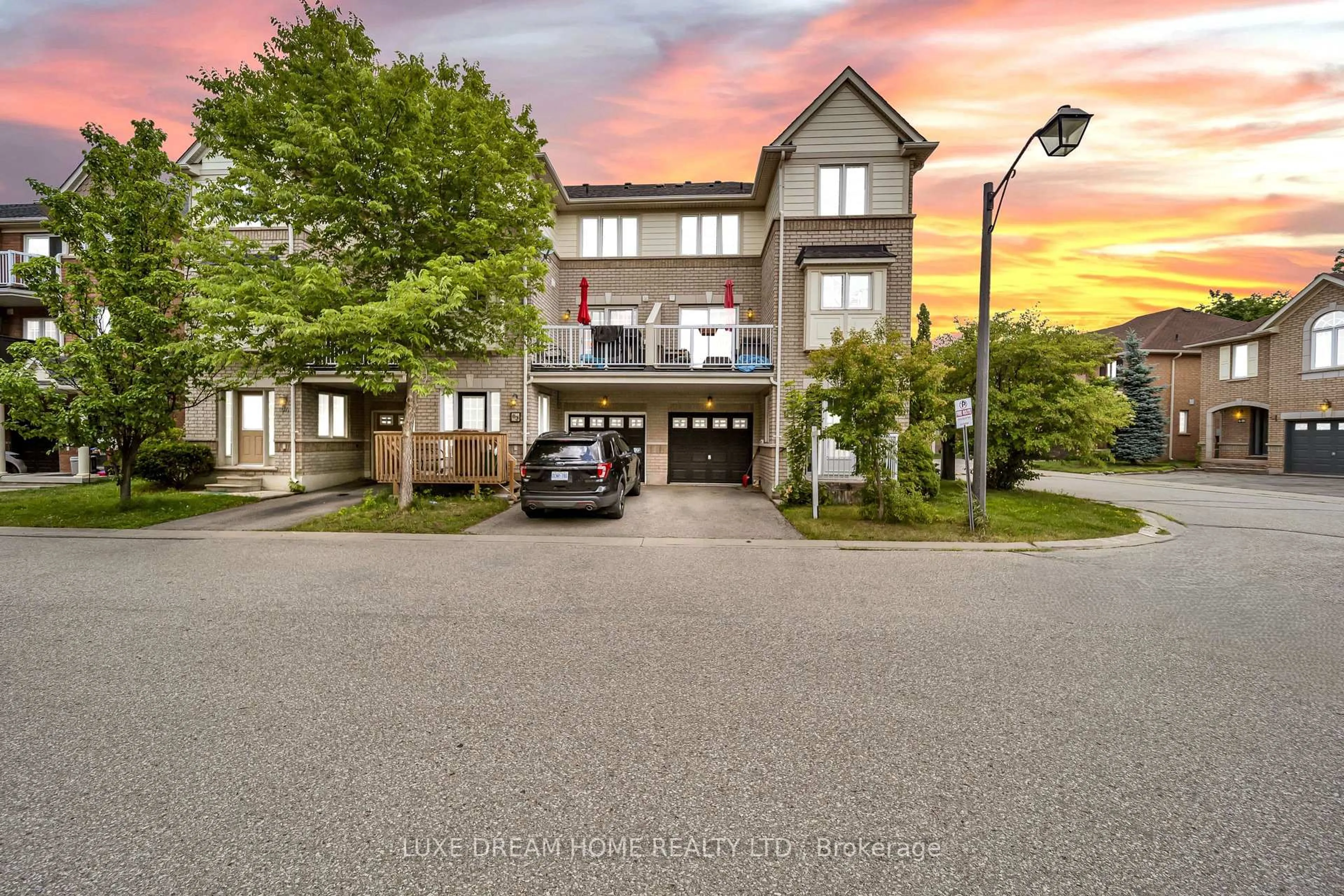 A pic from outside/outdoor area/front of a property/back of a property/a pic from drone, street for 620 Ferguson Dr #82, Milton Ontario L9T 0M8