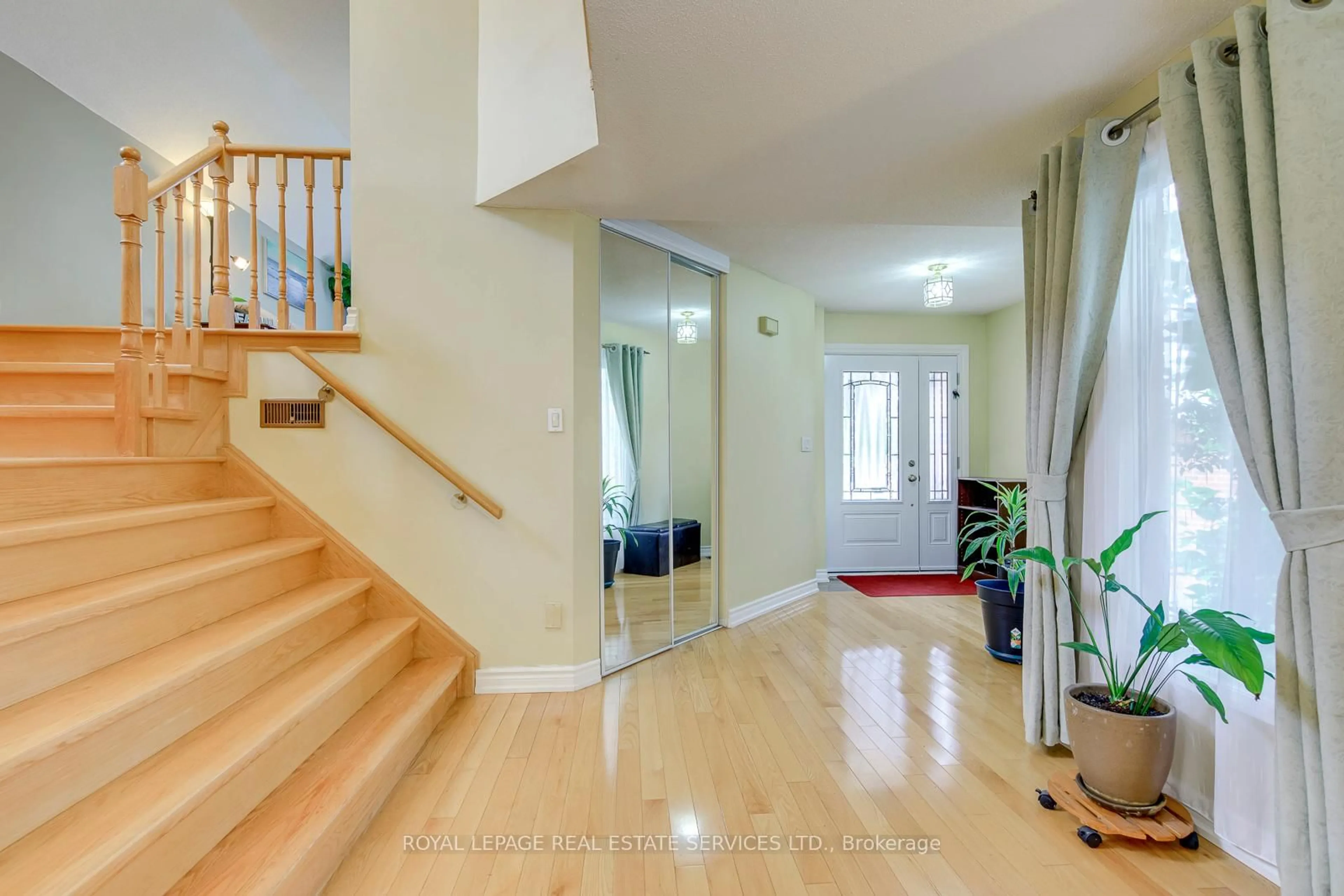 Indoor foyer for 3364 Ingram Rd, Mississauga Ontario L5L 4N4