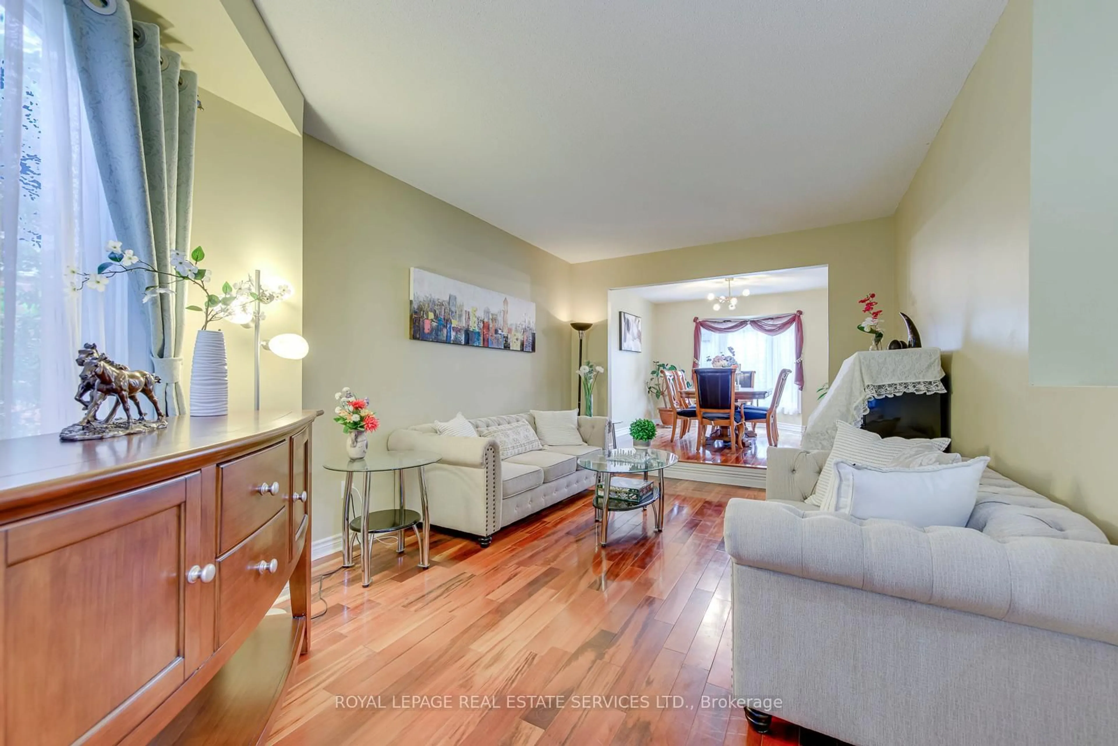 Living room with furniture, unknown for 3364 Ingram Rd, Mississauga Ontario L5L 4N4