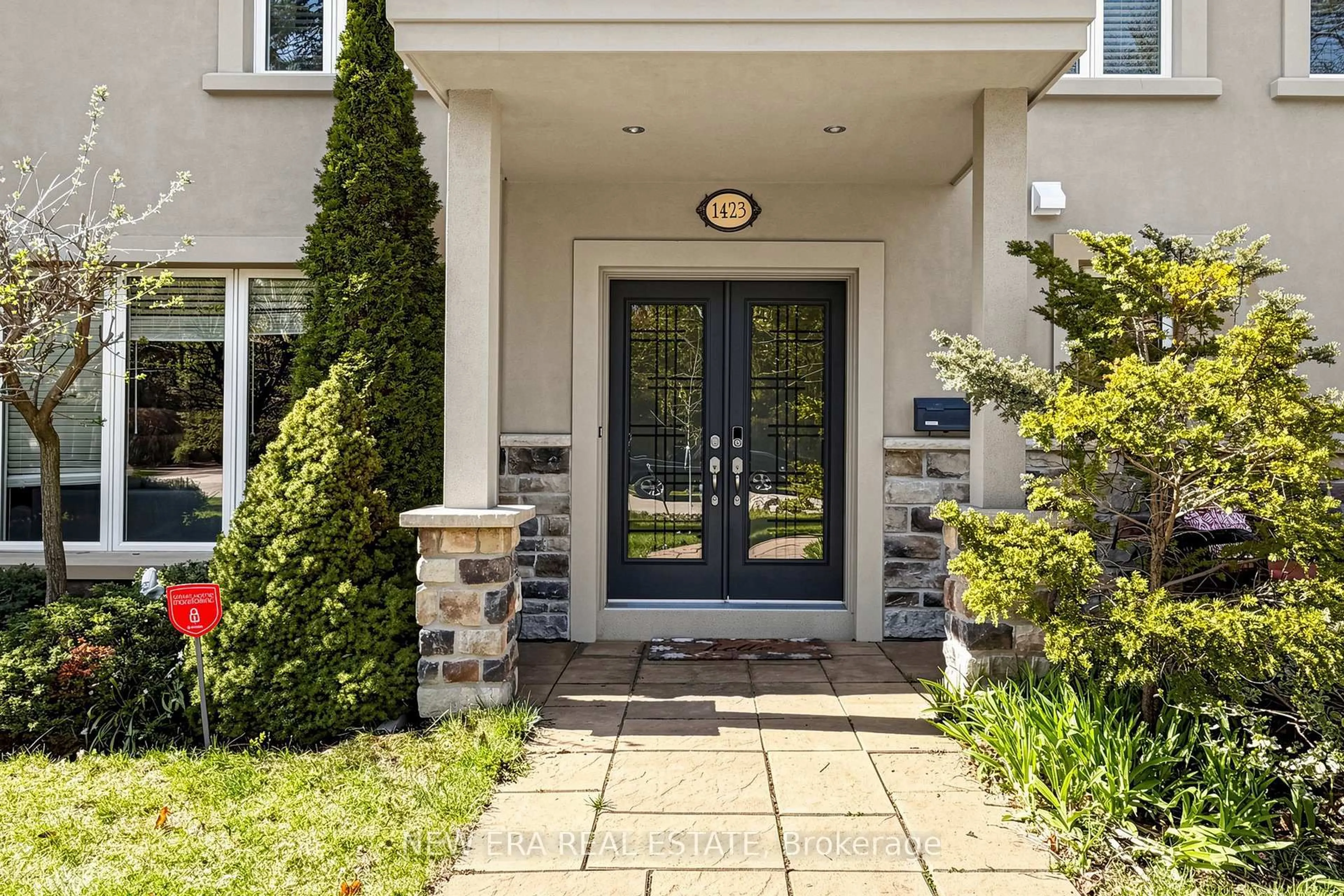 Indoor entryway for 1423 Bunsden Ave, Mississauga Ontario L5H 2B3