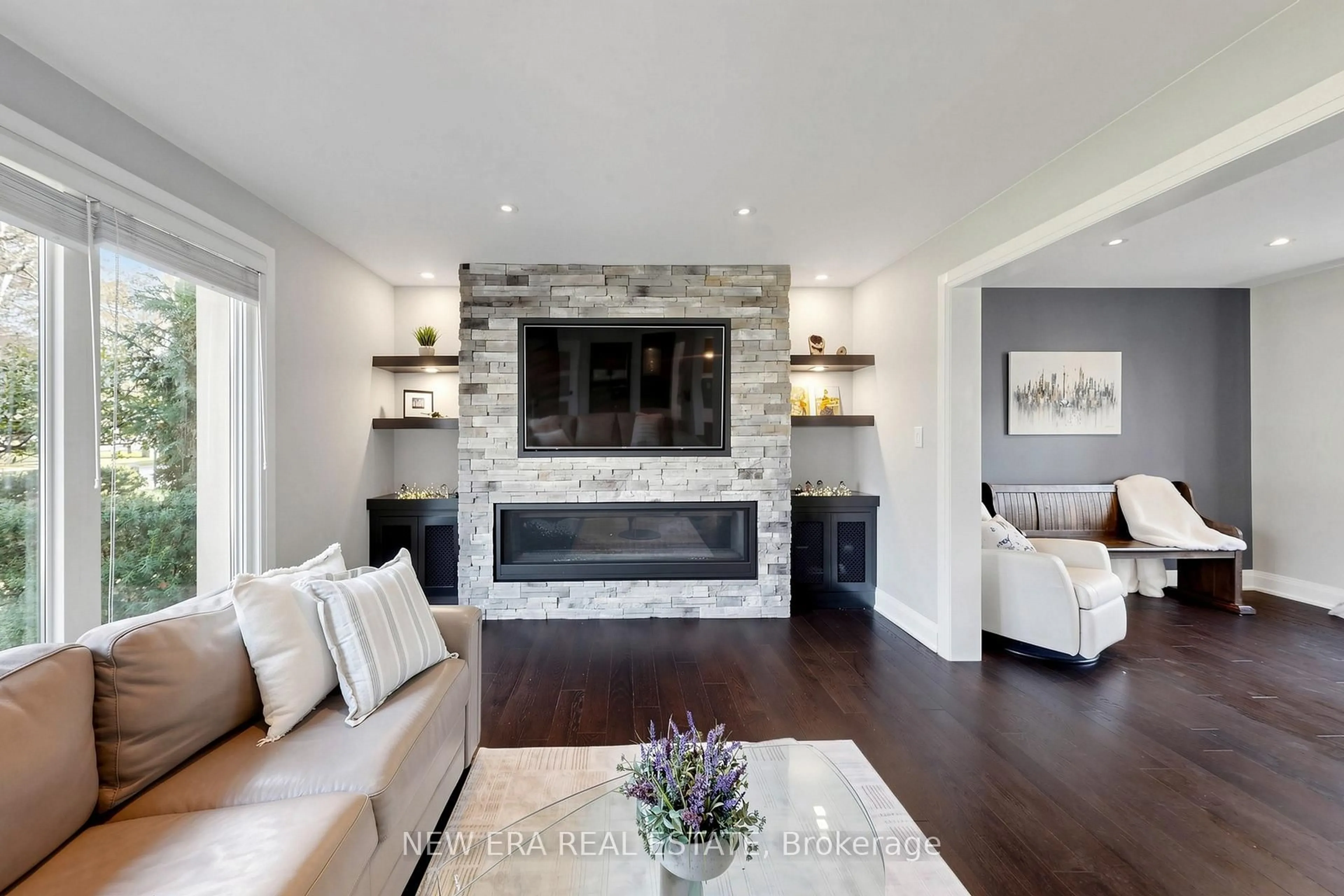 Living room with furniture, unknown for 1423 Bunsden Ave, Mississauga Ontario L5H 2B3