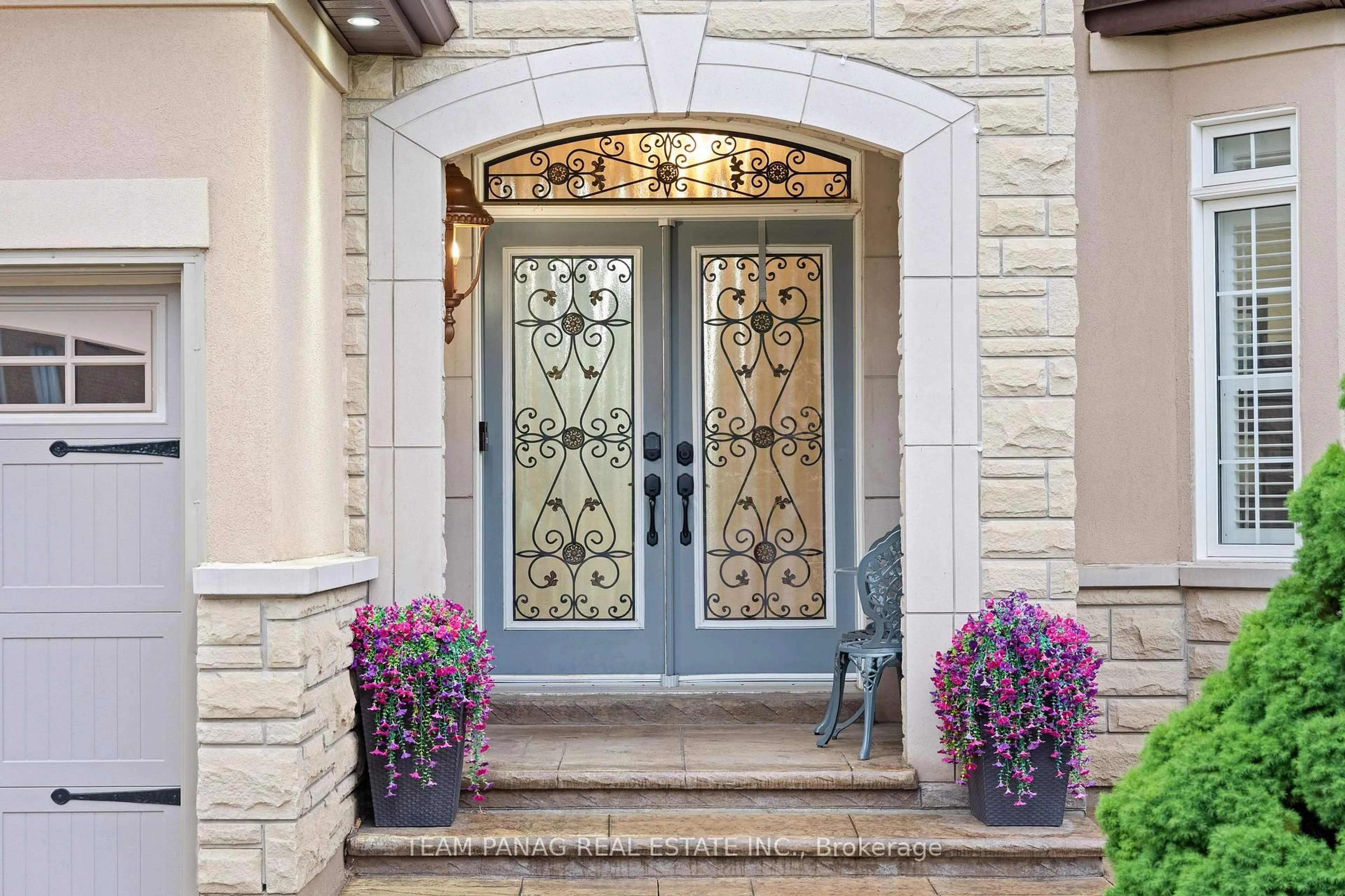 Indoor entryway for 23 Fontainebleu Rd, Brampton Ontario L6P 1Z1