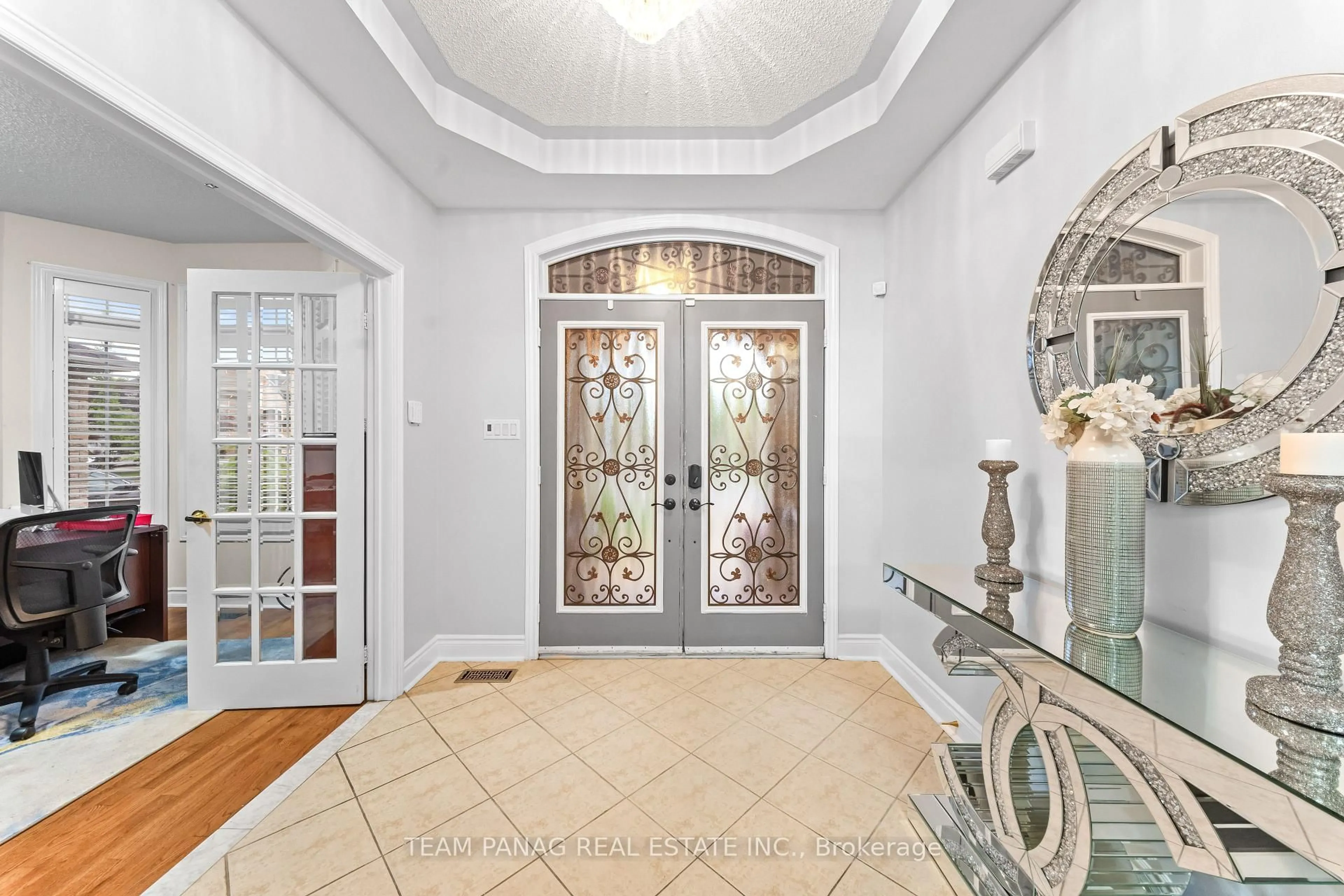 Indoor entryway for 23 Fontainebleu Rd, Brampton Ontario L6P 1Z1