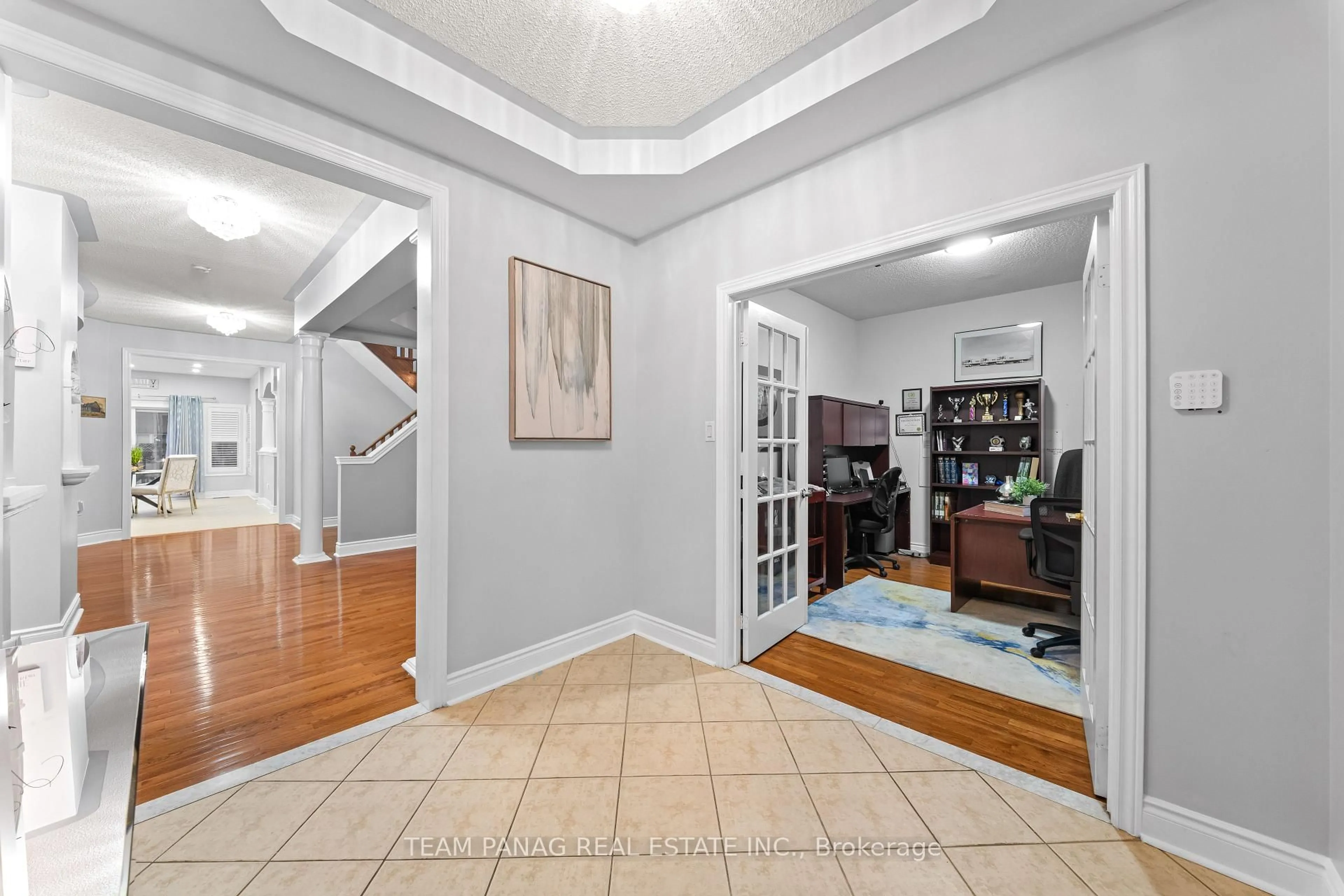 Indoor foyer for 23 Fontainebleu Rd, Brampton Ontario L6P 1Z1