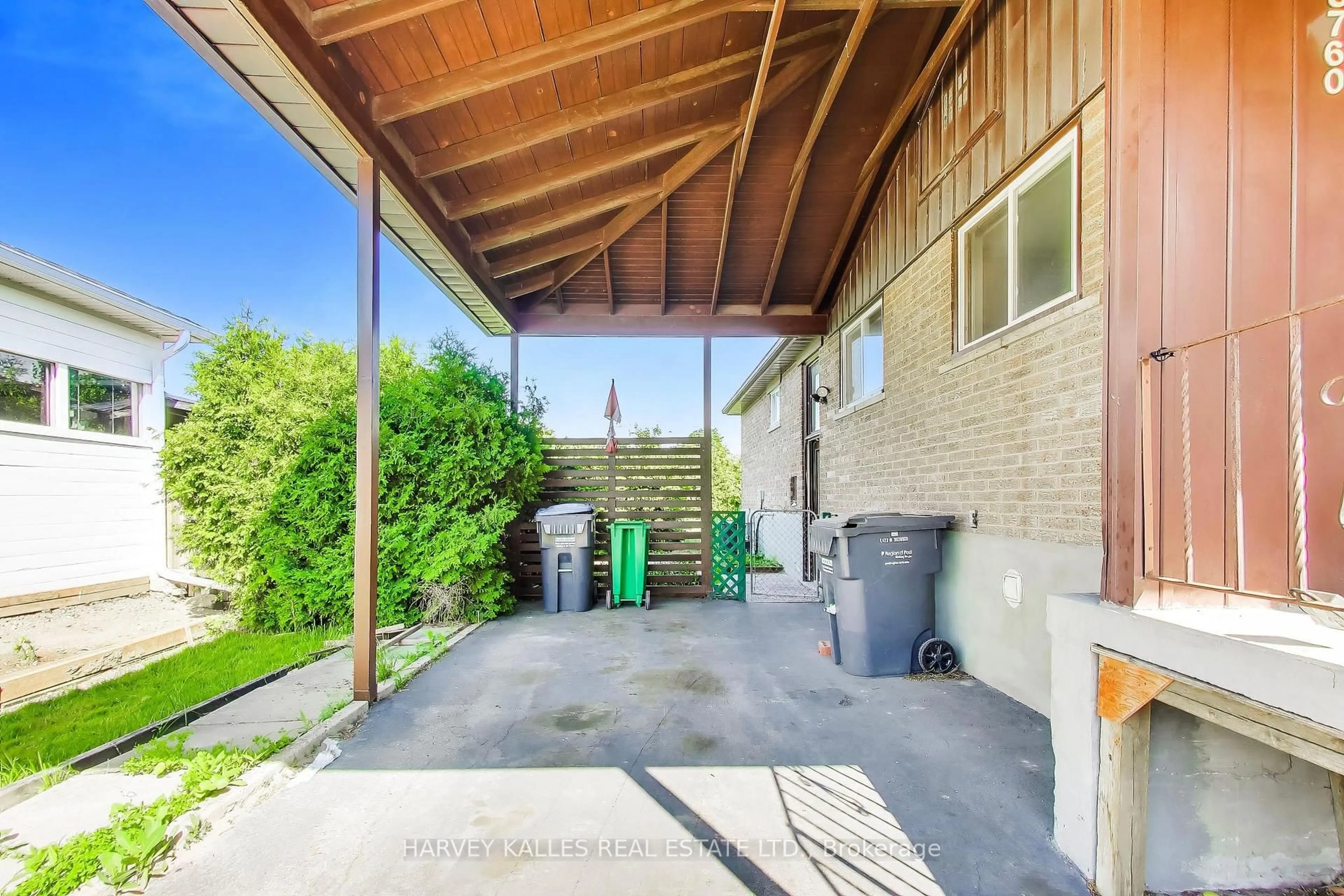 Patio, street for 3760 Woodruff Cres, Mississauga Ontario L4T 1T9
