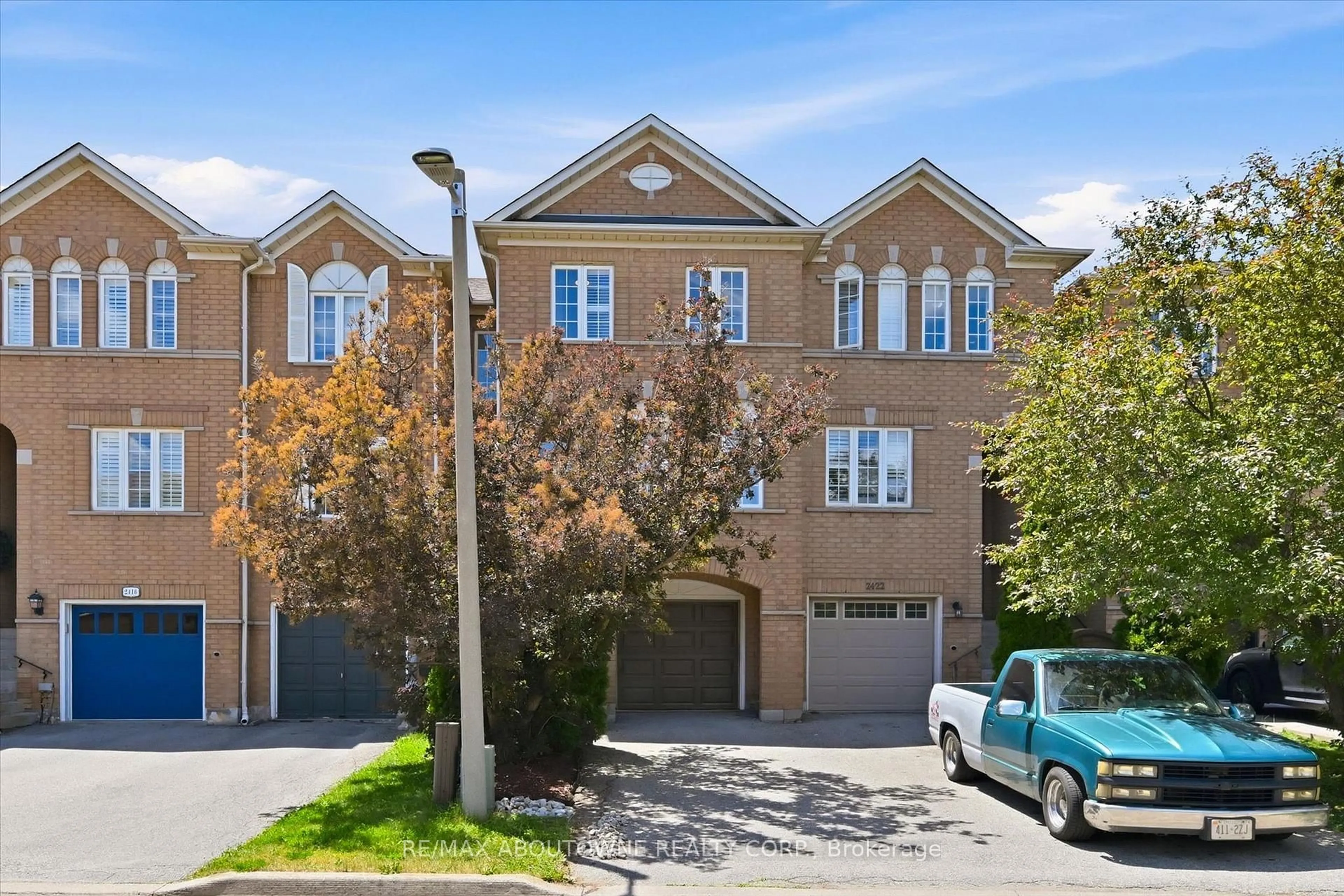A pic from outside/outdoor area/front of a property/back of a property/a pic from drone, street for 2420 RAVINEBROOK Cres, Oakville Ontario L6H 6Y2