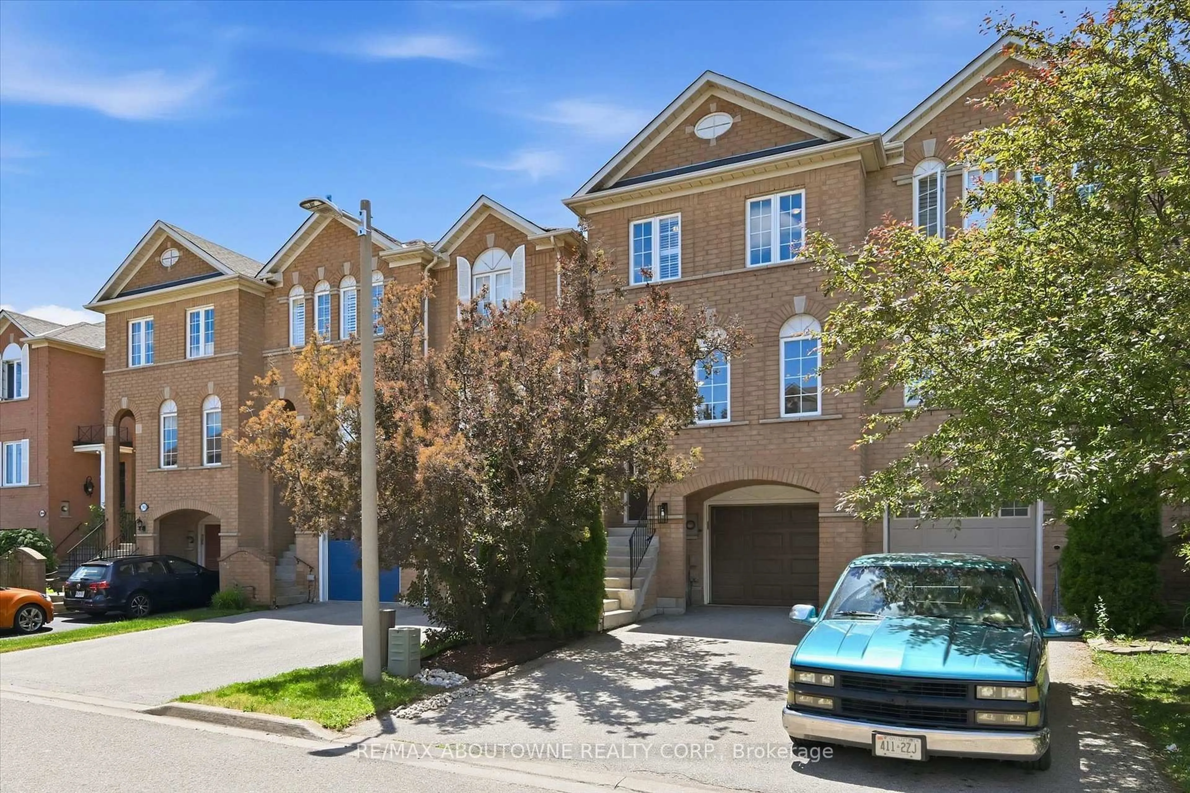 A pic from outside/outdoor area/front of a property/back of a property/a pic from drone, street for 2420 RAVINEBROOK Cres, Oakville Ontario L6H 6Y2