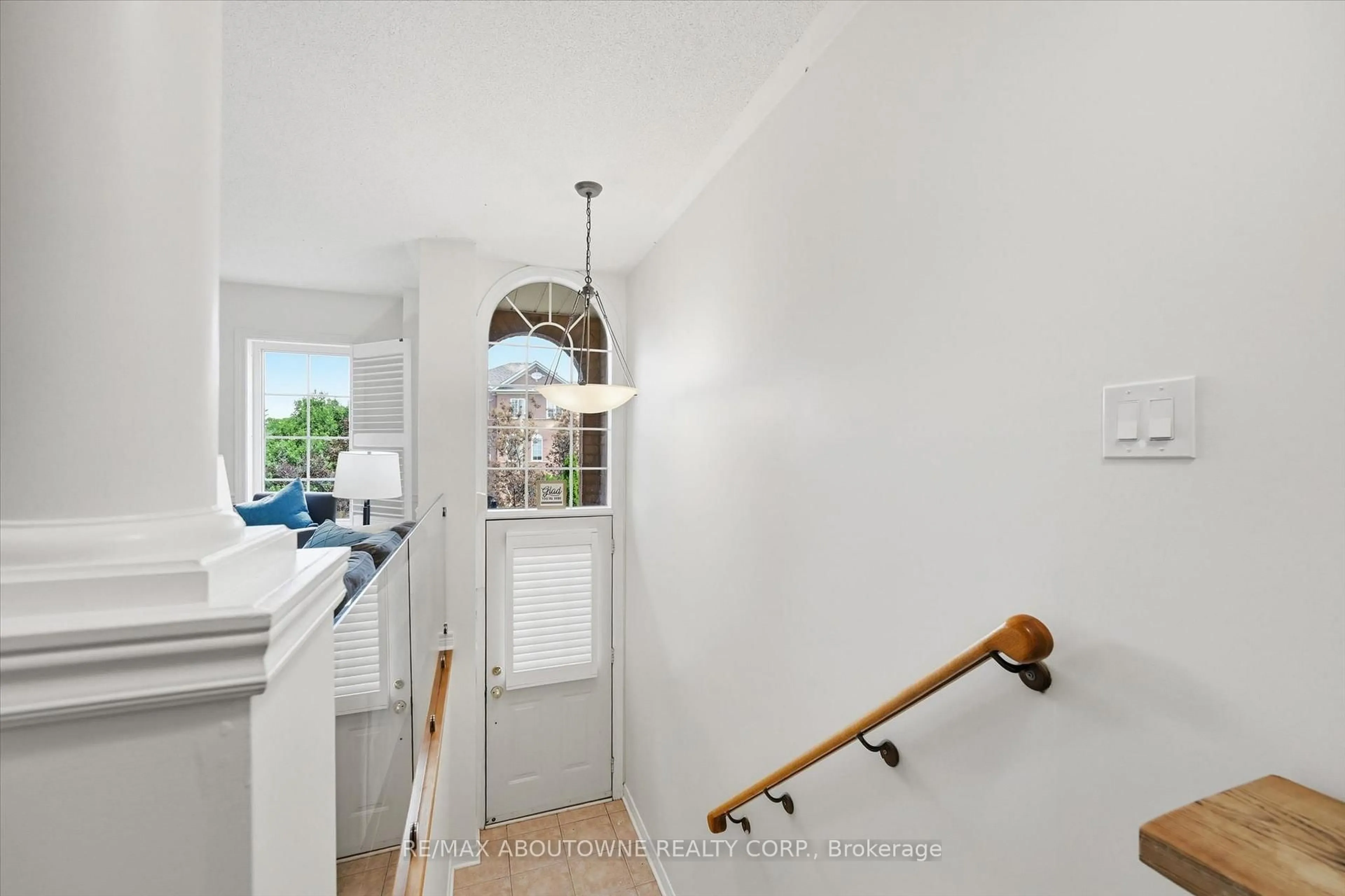 Indoor entryway for 2420 RAVINEBROOK Cres, Oakville Ontario L6H 6Y2