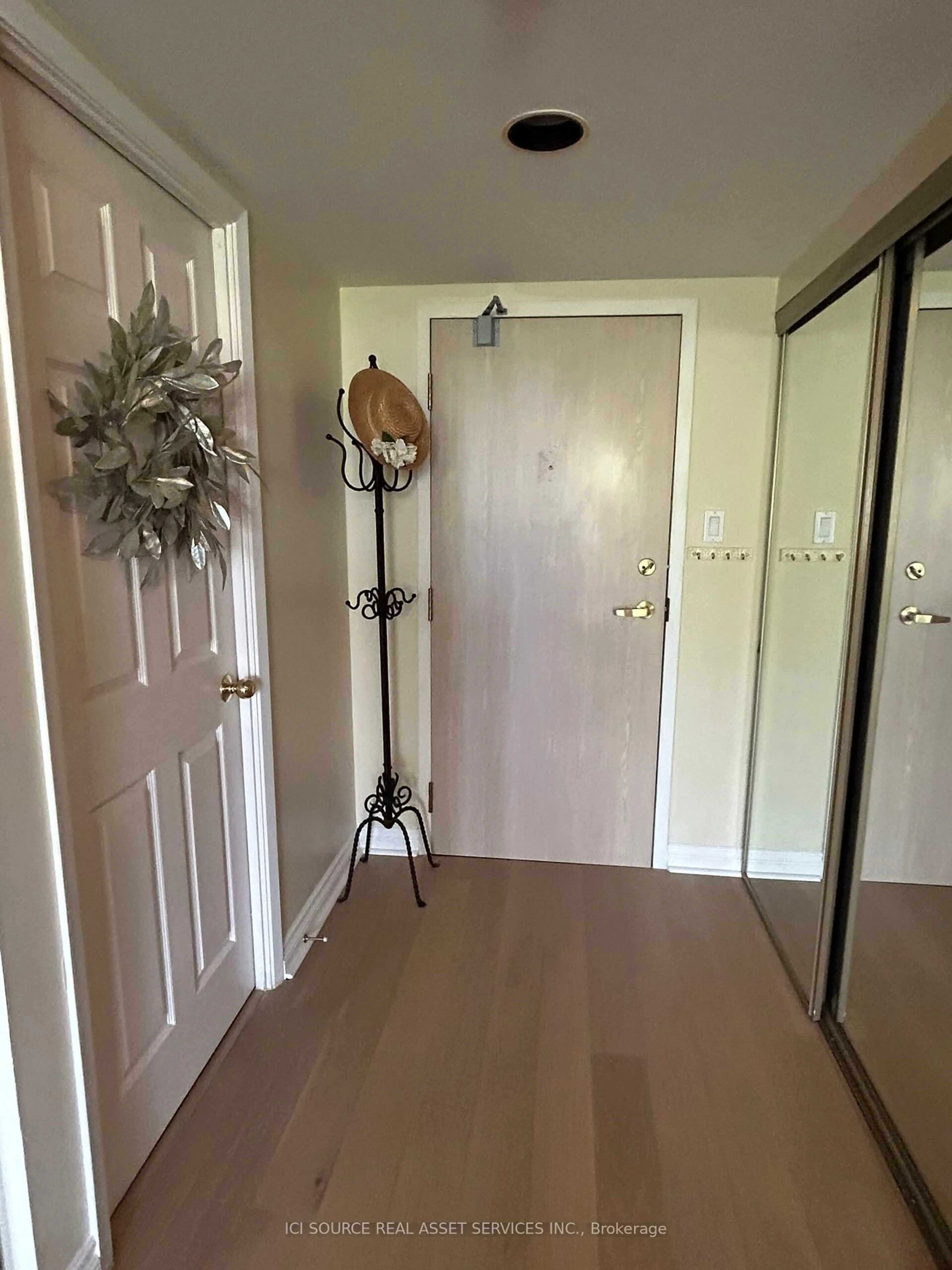 Indoor entryway for 1271 Walden Circ #206, Mississauga Ontario L5J 4R4
