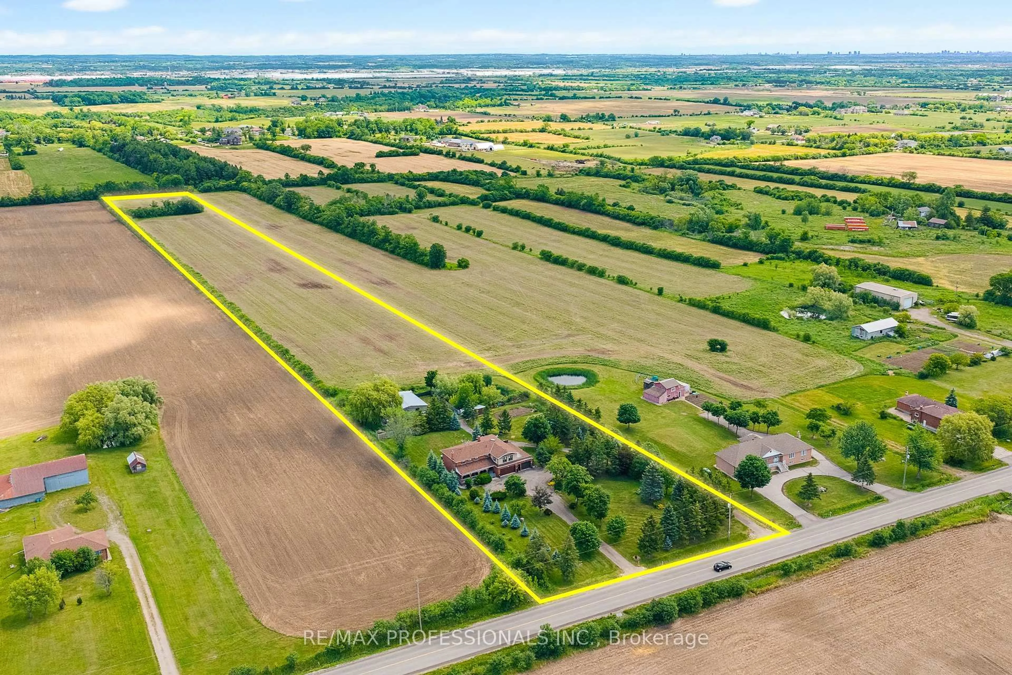 A pic from outside/outdoor area/front of a property/back of a property/a pic from drone, street for 13289 Innis Lake Rd, Caledon Ontario L7C 2Z6