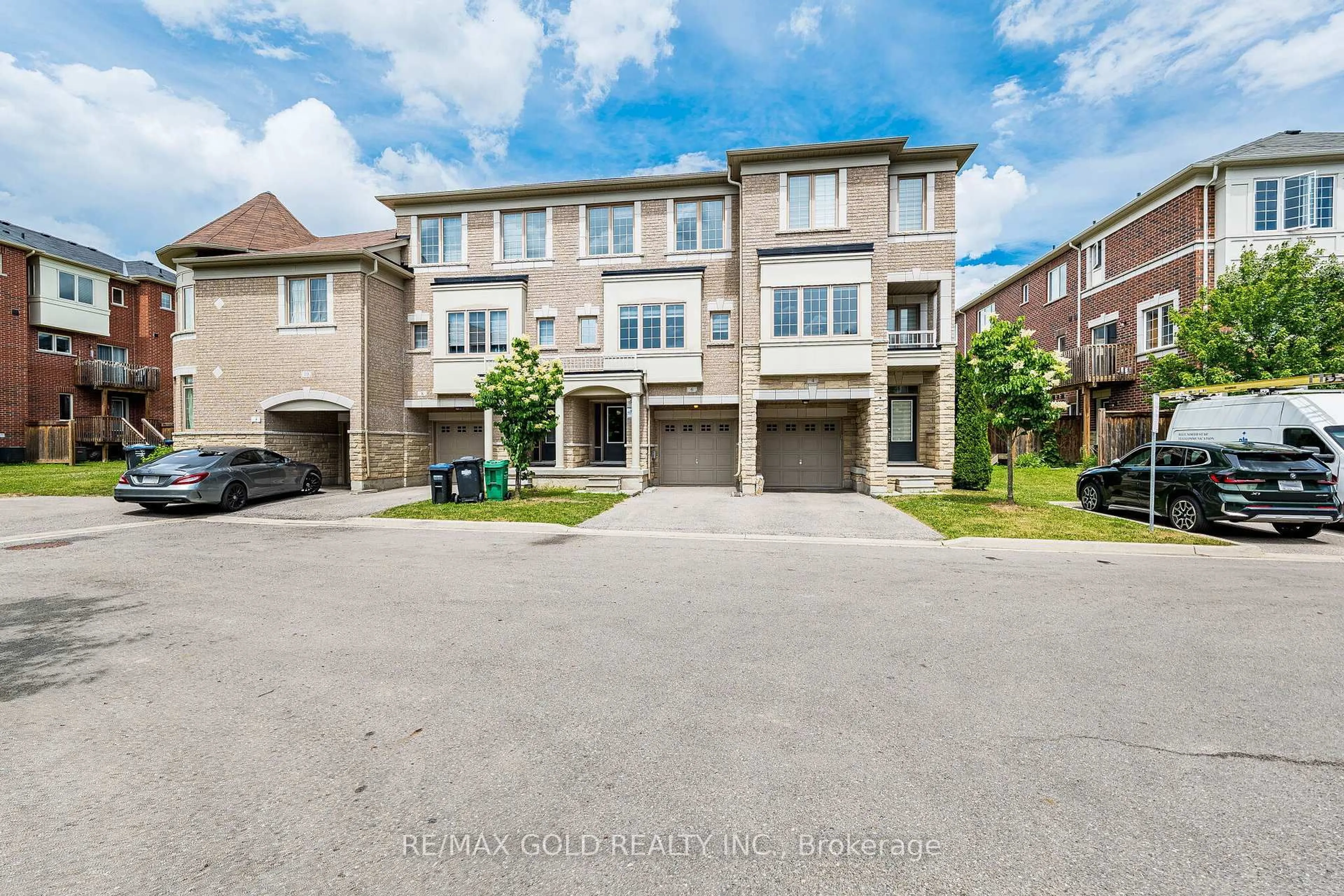 A pic from outside/outdoor area/front of a property/back of a property/a pic from drone, street for 6 Pulberry Clse #151, Brampton Ontario L6Y 6E6