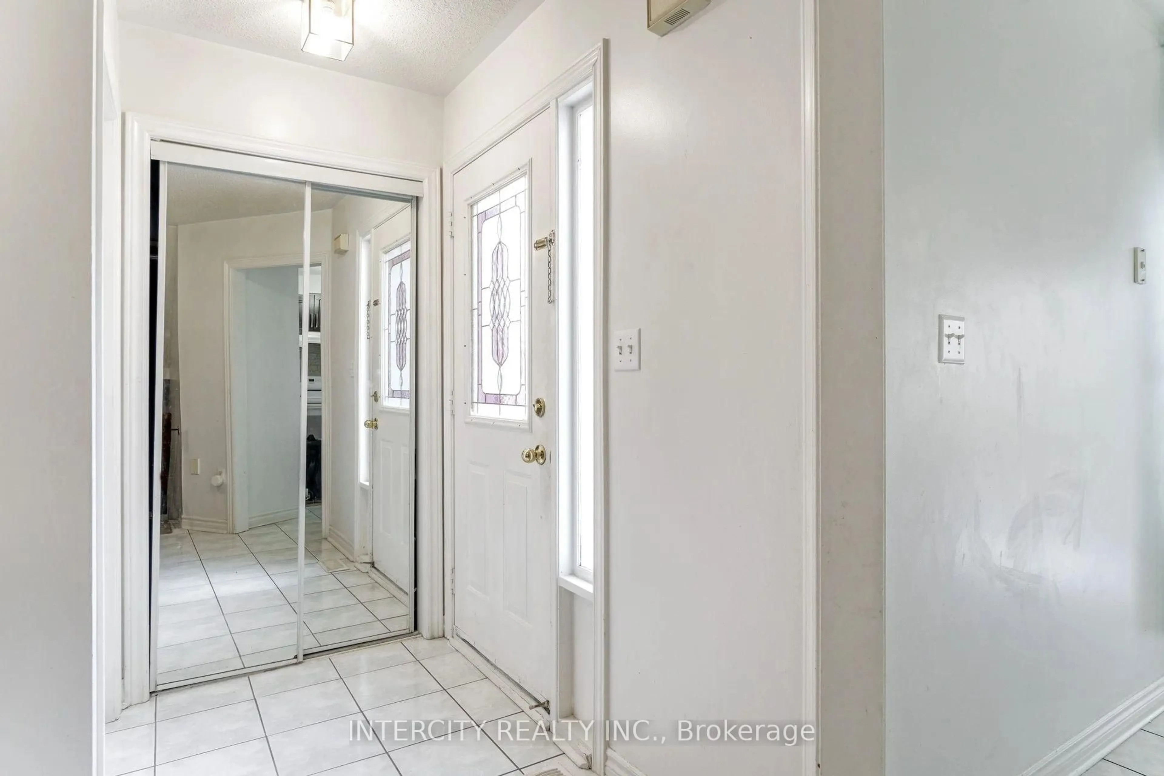 Indoor entryway for 159 Pressed Brick Dr, Brampton Ontario L6V 4K6