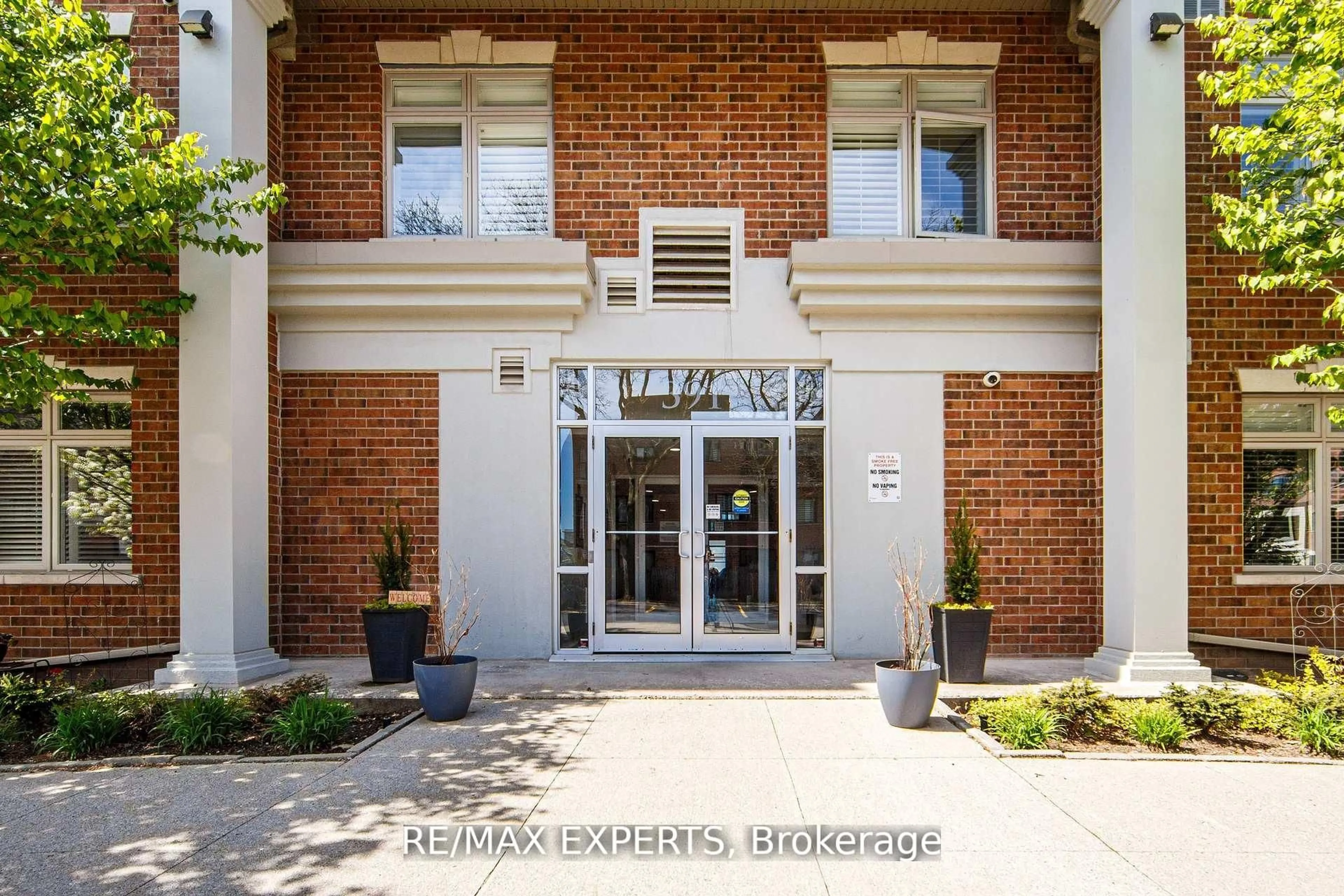 Indoor foyer for 391 Plains Rd #102, Burlington Ontario L7T 4M2