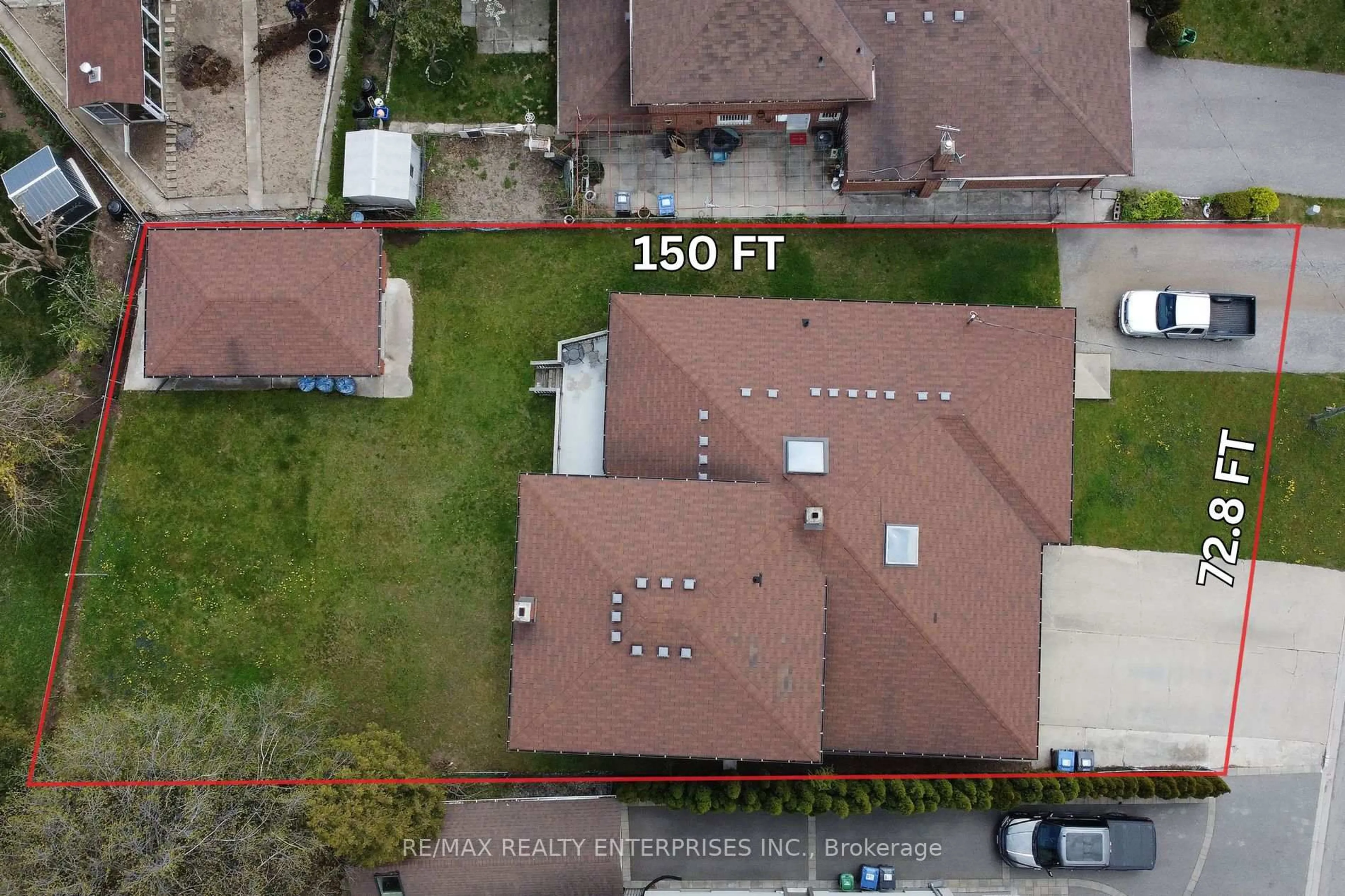 A pic from outside/outdoor area/front of a property/back of a property/a pic from drone, street for 1351 Haig Blvd, Mississauga Ontario L5E 2M8