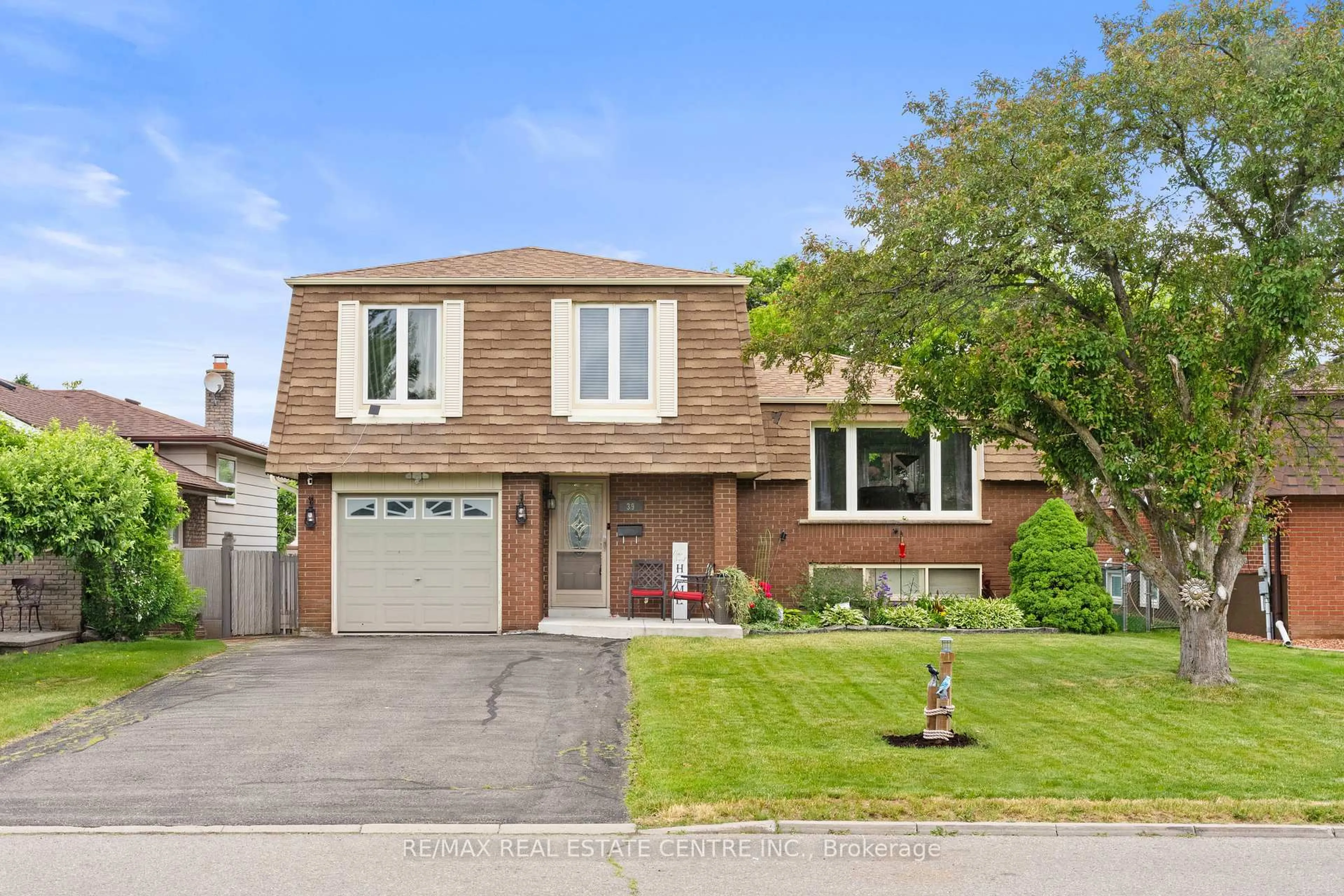 Home with brick exterior material, street for 39 Grassmere Cres, Brampton Ontario L6S 1C9