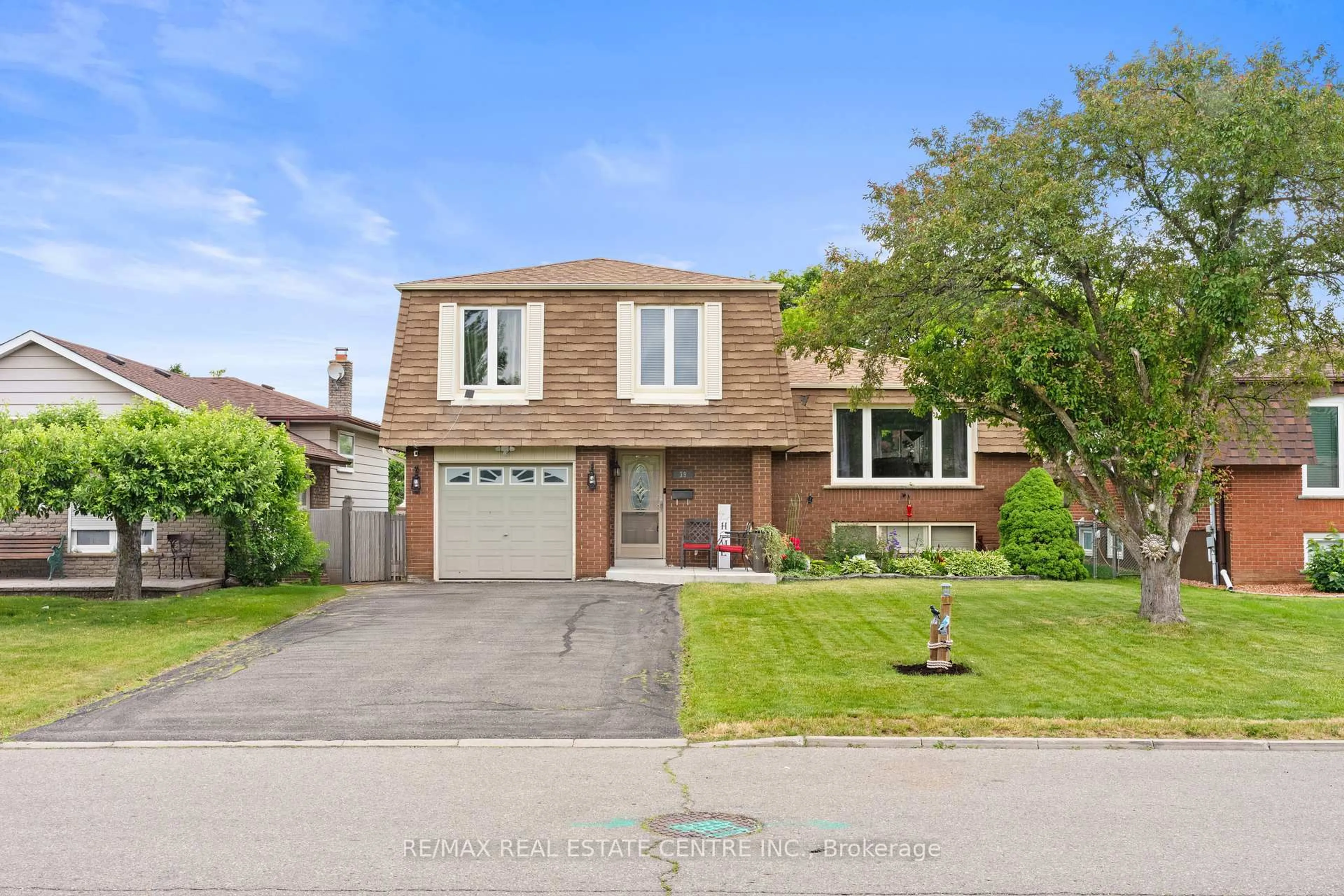 Home with brick exterior material, street for 39 Grassmere Cres, Brampton Ontario L6S 1C9
